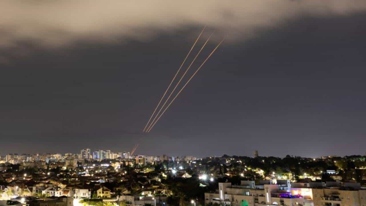 Israel-Iran War: ಮುಯ್ಯಿಗೆ ಮುಯ್ಯಿ, ಇಸ್ರೇಲ್ನಿಂದ ಇರಾನ್ ಮೇಲೆ ಕ್ಷಿಪಣಿ ದಾಳಿ Israel-Iran War: ಮುಯ್ಯಿಗೆ ಮುಯ್ಯಿ, ಇಸ್ರೇಲ್ನಿಂದ ಇರಾನ್ ಮೇಲೆ ಕ್ಷಿಪಣಿ ದಾಳಿ