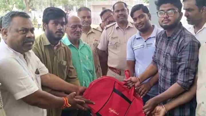 Hubballi: 8 ಲಕ್ಷ ರೂ. ಮೌಲ್ಯದ ಚಿನ್ನಾಭರಣವಿದ್ದ ಬ್ಯಾಗ್ ವಾಪಸ್ ನೀಡಿ ಮಾನವೀಯತೆ ಮೆರೆದ ಆಟೋ ಚಾಲಕ Hubballi: 8 ಲಕ್ಷ ರೂ. ಮೌಲ್ಯದ ಚಿನ್ನಾಭರಣವಿದ್ದ ಬ್ಯಾಗ್ ವಾಪಸ್ ನೀಡಿ ಮಾನವೀಯತೆ ಮೆರೆದ ಆಟೋ ಚಾಲಕ