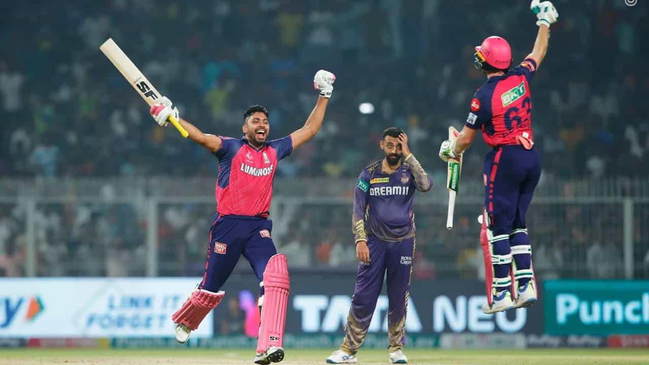 ಇಂಡಿಯನ್ ಪ್ರೀಮಿಯರ್ ಲೀಗ್ನ (IPL 2024) ಹೊಸ ಫಿನಿಶರ್ ಅವೇಶ್ ಖಾನ್... ಕೊಲ್ಕತ್ತಾ ನೈಟ್ ರೈಡರ್ಸ್ ವಿರುದ್ಧದ ಪಂದ್ಯದಲ್ಲಿ ರಾಜಸ್ಥಾನ್ ರಾಯಲ್ಸ್ ತಂಡ ರೋಚಕ ಗೆಲುವು ದಾಖಲಿಸುತ್ತಿದ್ದಂತೆ ಇತ್ತ ಅವೇಶ್ ಖಾನ್ ಸೋಷಿಯಲ್ ಮೀಡಿಯಾದಲ್ಲಿ ಸಿಕ್ಕಾಪಟ್ಟೆ ವೈರಲ್ ಆಗಿದ್ದರು. ಅದು ಕೂಡ ಐಪಿಎಲ್ನ ಹೊಸ ಫಿನಿಶರ್ ಎಂಬ ಟ್ಯಾಗ್ಲೈನ್ನೊಂದಿಗೆ ಎಂಬುದು ವಿಶೇಷ.