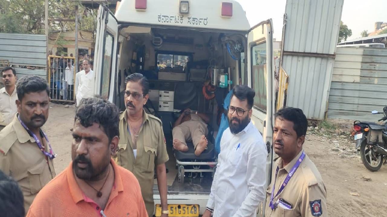 ಬೆಳಗಾವಿ: ಬಸ್ ನಿಲ್ಲಿಸಿಲ್ಲವೆಂದು ಚಾಲಕನ ಮೇಲೆ ಮುಸ್ಲಿಂ ಯುವಕರಿಂದ ಹಲ್ಲೆ ಬೆಳಗಾವಿ: ಬಸ್ ನಿಲ್ಲಿಸಿಲ್ಲವೆಂದು ಚಾಲಕನ ಮೇಲೆ ಮುಸ್ಲಿಂ ಯುವಕರಿಂದ ಹಲ್ಲೆ