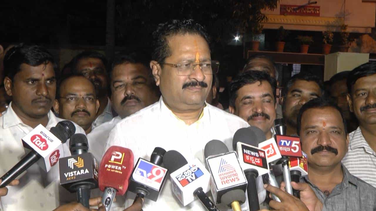 ದಿನೇಶ್ ಗುಂಡೂರಾವ್ ಮನೆಯಲ್ಲಿ ಅರ್ಧ ಪಾಕಿಸ್ತಾನವಿದೆ ಎಂಬ ಹೇಳಿಕೆಗೆ ಯತ್ನಾಳ್ ಸ್ಪಷ್ಟನೆ ದಿನೇಶ್ ಗುಂಡೂರಾವ್ ಮನೆಯಲ್ಲಿ ಅರ್ಧ ಪಾಕಿಸ್ತಾನವಿದೆ ಎಂಬ ಹೇಳಿಕೆಗೆ ಯತ್ನಾಳ್ ಸ್ಪಷ್ಟನೆ