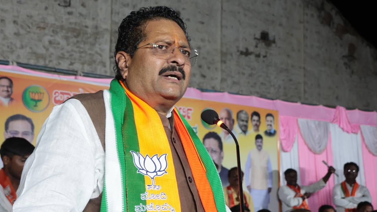 ರಾಹುಲ್ ಗಾಂಧಿಗೆ ಬುದ್ದಿ ಮೆದುಳಲ್ಲಿಲ್ಲ, ತೊಡೆಯಲ್ಲಿದೆ- ಯತ್ನಾಳ್ ಎಡವಟ್ಟು ರಾಹುಲ್ ಗಾಂಧಿಗೆ ಬುದ್ದಿ ಮೆದುಳಲ್ಲಿಲ್ಲ, ತೊಡೆಯಲ್ಲಿದೆ- ಯತ್ನಾಳ್ ಎಡವಟ್ಟು