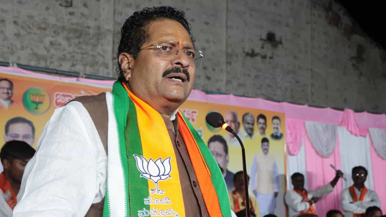 ರಾಹುಲ್ ಗಾಂಧಿಗೆ ಬುದ್ದಿ ಮೆದುಳಲ್ಲಿಲ್ಲ, ತೊಡೆಯಲ್ಲಿದೆ- ಯತ್ನಾಳ್ ಎಡವಟ್ಟು ರಾಹುಲ್ ಗಾಂಧಿಗೆ ಬುದ್ದಿ ಮೆದುಳಲ್ಲಿಲ್ಲ, ತೊಡೆಯಲ್ಲಿದೆ- ಯತ್ನಾಳ್ ಎಡವಟ್ಟು