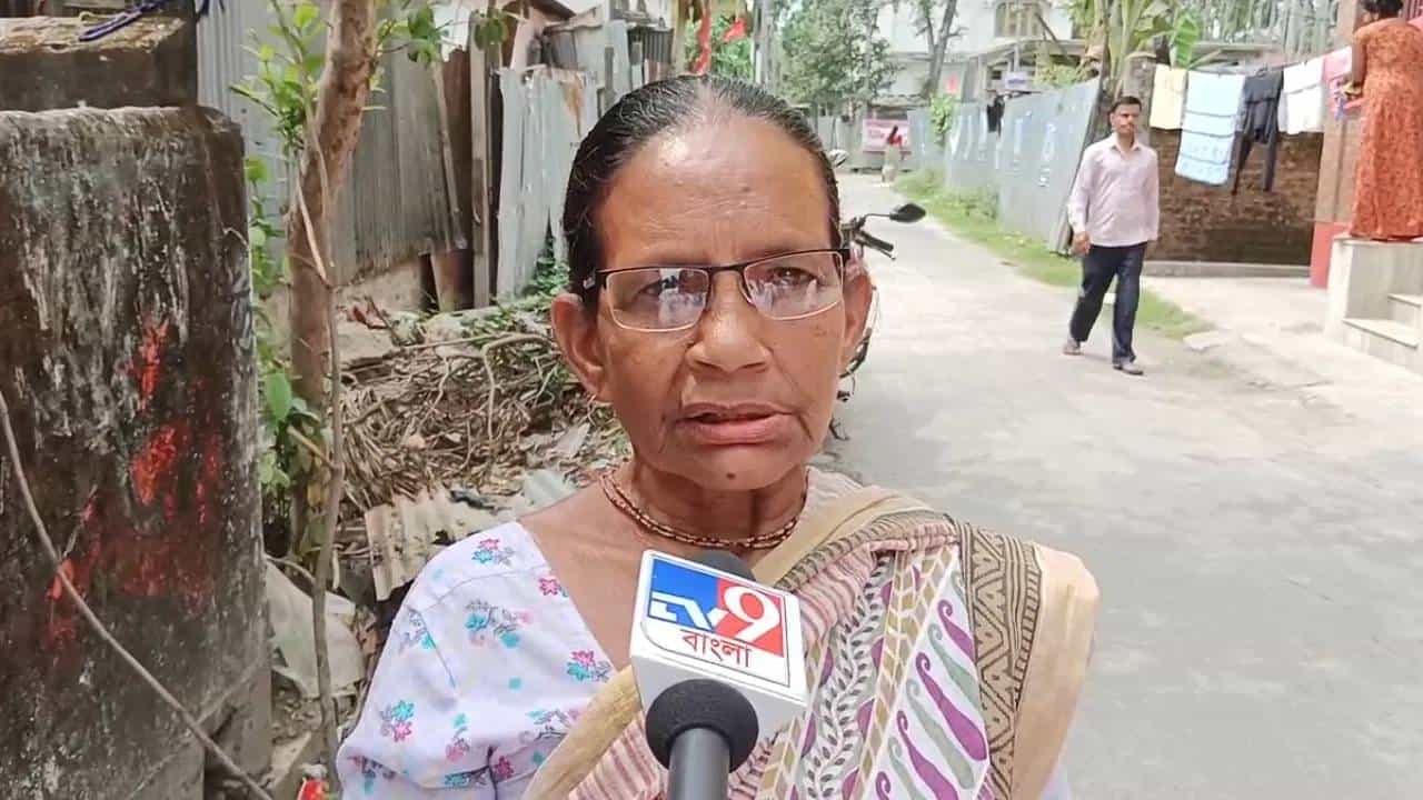 Lok Sabha Election: ತಾನು ಸತ್ತಿದ್ದೇನೆಂದು ಕಣ್ಣೀರು ಹಾಕುತ್ತಾ ಮತಗಟ್ಟೆಯಿಂದ ಹಿಂದಿರುಗಿದ ಮಹಿಳೆ Lok Sabha Election: ತಾನು ಸತ್ತಿದ್ದೇನೆಂದು ಕಣ್ಣೀರು ಹಾಕುತ್ತಾ ಮತಗಟ್ಟೆಯಿಂದ ಹಿಂದಿರುಗಿದ ಮಹಿಳೆ