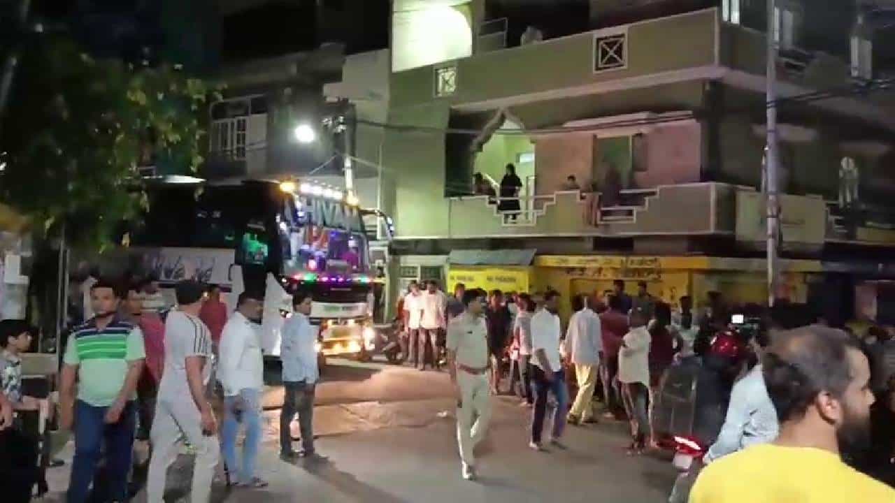 ಕಾಂಗ್ರೆಸ್ ಕರಪತ್ರಗಳಿದ್ದ 15 ಬಸ್ಗಳಲ್ಲಿ ಬೆಂಗಳೂರಿನಿಂದ ಕೇರಳಕ್ಕೆ 600 ಜನರ ಸಾಗಾಟ: ಬಿಜೆಪಿ ಆರೋಪ ಕಾಂಗ್ರೆಸ್ ಕರಪತ್ರಗಳಿದ್ದ 15 ಬಸ್ಗಳಲ್ಲಿ ಬೆಂಗಳೂರಿನಿಂದ ಕೇರಳಕ್ಕೆ 600 ಜನರ ಸಾಗಾಟ: ಬಿಜೆಪಿ ಆರೋಪ