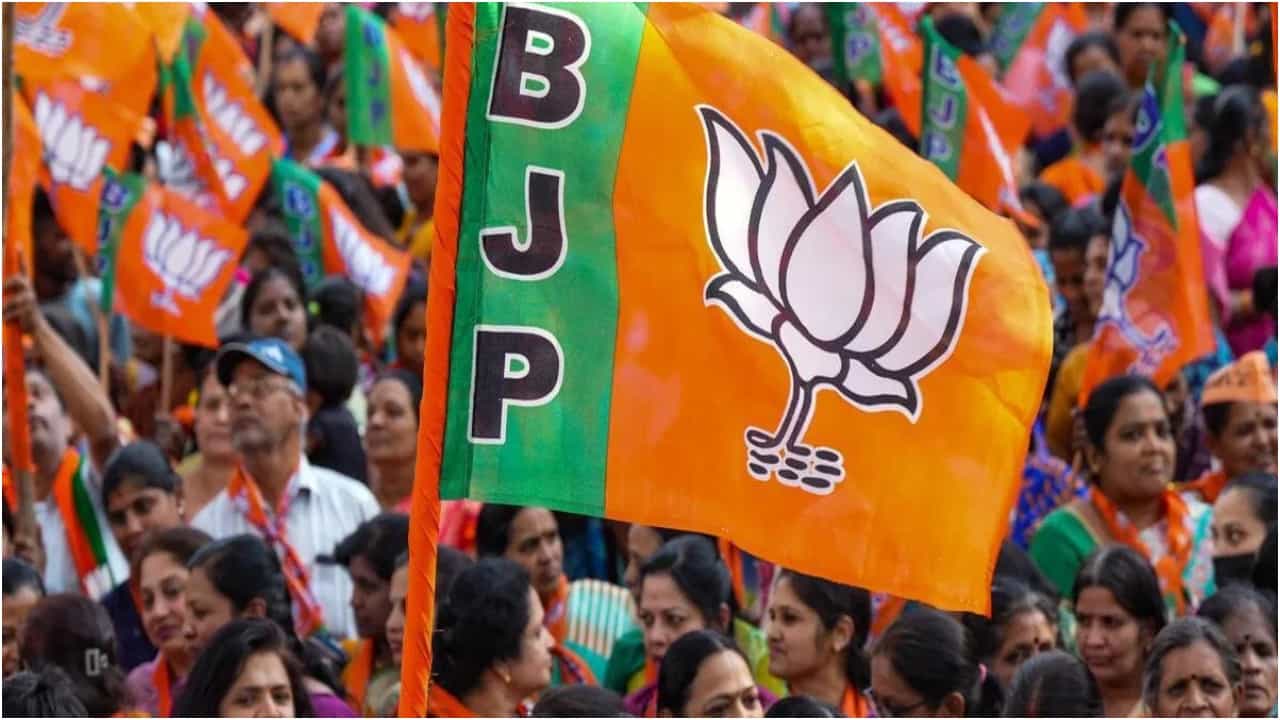 ವಿಧಾನಸೌಧದ ಆವರಣದಲ್ಲಿ ಪ್ರತಿಭಟನೆ: ಸಿದ್ದರಾಮಯ್ಯ, ಡಿಕೆಶಿ, ಸುರ್ಜೇವಾಲ ವಿರುದ್ಧ ಬಿಜೆಪಿ ದೂರು