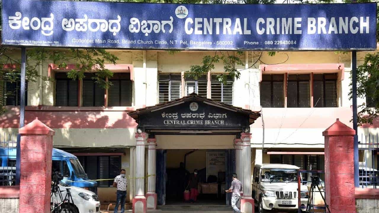 ರೌಡಿಶೀಟರ್ ಜೊತೆ ಲಿಂಕ್ ಹೊಂದಿದ್ದ ಸಿಸಿಬಿ ಇನ್ಸ್ಪೆಕ್ಟರ್ ಅಮಾನತು ರೌಡಿಶೀಟರ್ ಜೊತೆ ಲಿಂಕ್ ಹೊಂದಿದ್ದ ಸಿಸಿಬಿ ಇನ್ಸ್ಪೆಕ್ಟರ್ ಅಮಾನತು