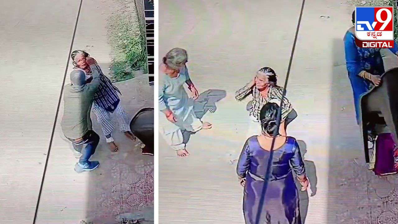 एक चोर ने घर के बाहर बैठी बुजुर्ग महिला के कान की बाली चुरा ली और फरार हो गया