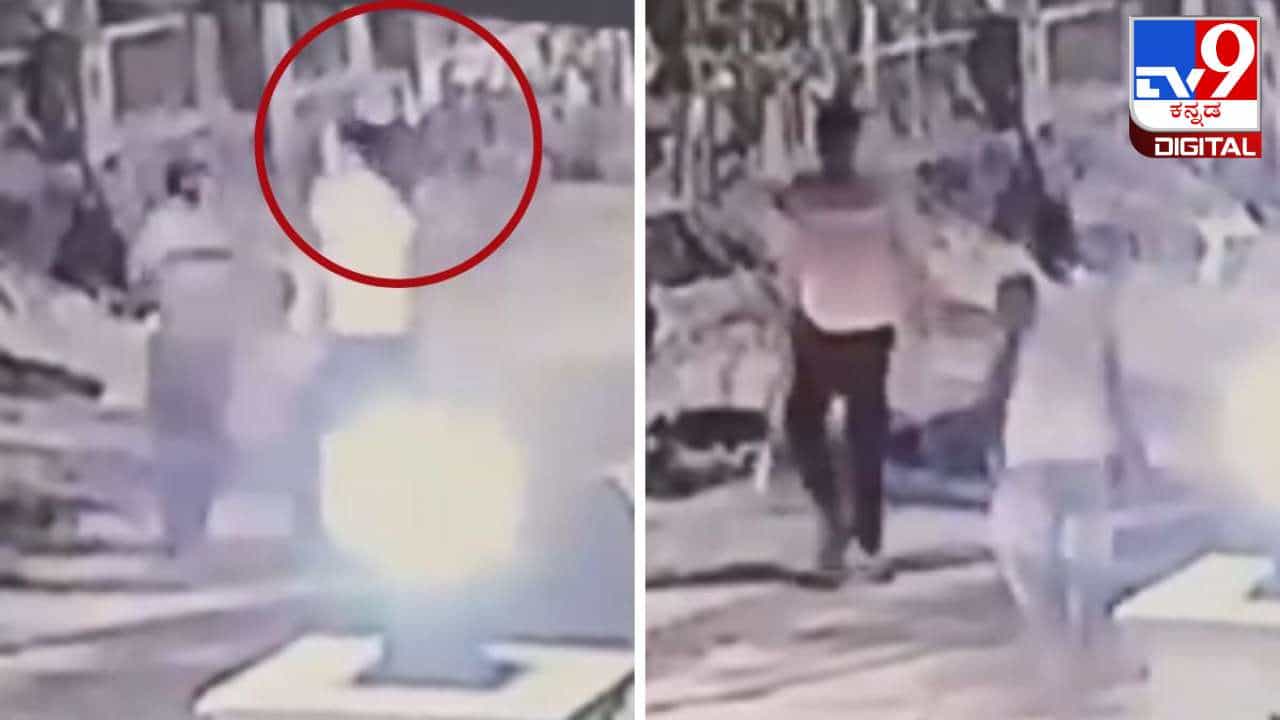 Video: ತರಕಾರಿ ವ್ಯಾಪಾರಿಗೆ ಬ್ಯಾಟ್ನಲ್ಲಿ ಹೊಡೆದು ಕೊಂದ ಪೊಲೀಸ್ ಅಧಿಕಾರಿಯ ಮಗ Video: ತರಕಾರಿ ವ್ಯಾಪಾರಿಗೆ ಬ್ಯಾಟ್ನಲ್ಲಿ ಹೊಡೆದು ಕೊಂದ ಪೊಲೀಸ್ ಅಧಿಕಾರಿಯ ಮಗ