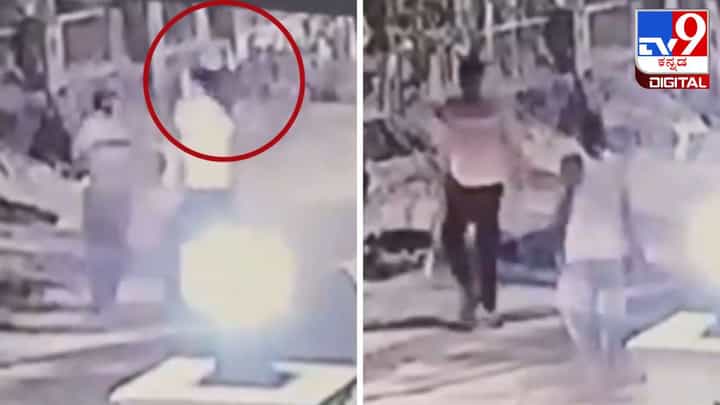 Video: ತರಕಾರಿ ವ್ಯಾಪಾರಿಗೆ ಬ್ಯಾಟ್ನಲ್ಲಿ ಹೊಡೆದು ಕೊಂದ ಪೊಲೀಸ್ ಅಧಿಕಾರಿಯ ಮಗ Video: ತರಕಾರಿ ವ್ಯಾಪಾರಿಗೆ ಬ್ಯಾಟ್ನಲ್ಲಿ ಹೊಡೆದು ಕೊಂದ ಪೊಲೀಸ್ ಅಧಿಕಾರಿಯ ಮಗ