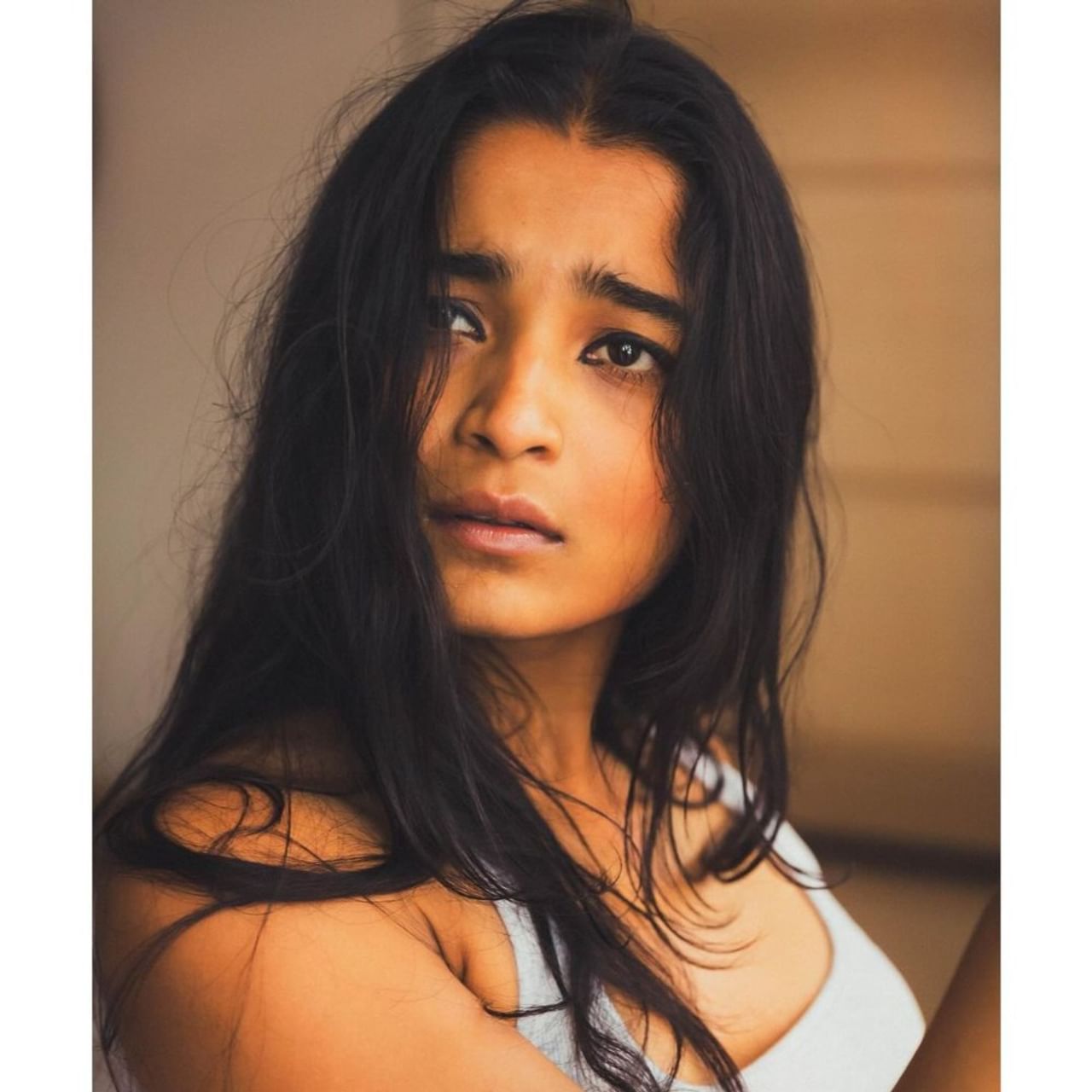 ನಟಿ ಚೈತ್ರಾ ಆಚಾರ್ ಅವರು ಸಮಯ ಸಿಕ್ಕಾಗಲೆಲ್ಲ ಹೊಸ ಹೊಸ ಫೋಟೋಶೂಟ್ ಮಾಡಿಸುತ್ತಾ ಇರುತ್ತಾರೆ. ಈಗ ಅವರು ಹಂಚಿಕೊಂಡಿರೋ ಫೋಟೋಗಳು ಗಮನ ಸೆಳೆದಿವೆ. ಈ ಫೋಟೋಗೆ ಭರ್ಜರಿಗೆ ಲೈಕ್ಸ್ ಸಿಕ್ಕಿದೆ.