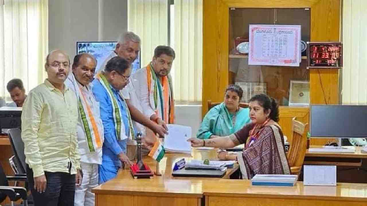 ಚಾಮರಾಜನಗರ ಕ್ಷೇತ್ರದಲ್ಲಿ ಮೂವರ ನಾಮಪತ್ರ ತಿರಸ್ಕೃತ: ಕಾಂಗ್ರೆಸ್ ಅಭ್ಯರ್ಥಿ ನಾಮಪತ್ರ ಏನಾಯ್ತು? ಚಾಮರಾಜನಗರ ಕ್ಷೇತ್ರದಲ್ಲಿ ಮೂವರ ನಾಮಪತ್ರ ತಿರಸ್ಕೃತ: ಕಾಂಗ್ರೆಸ್ ಅಭ್ಯರ್ಥಿ ನಾಮಪತ್ರ ಏನಾಯ್ತು?