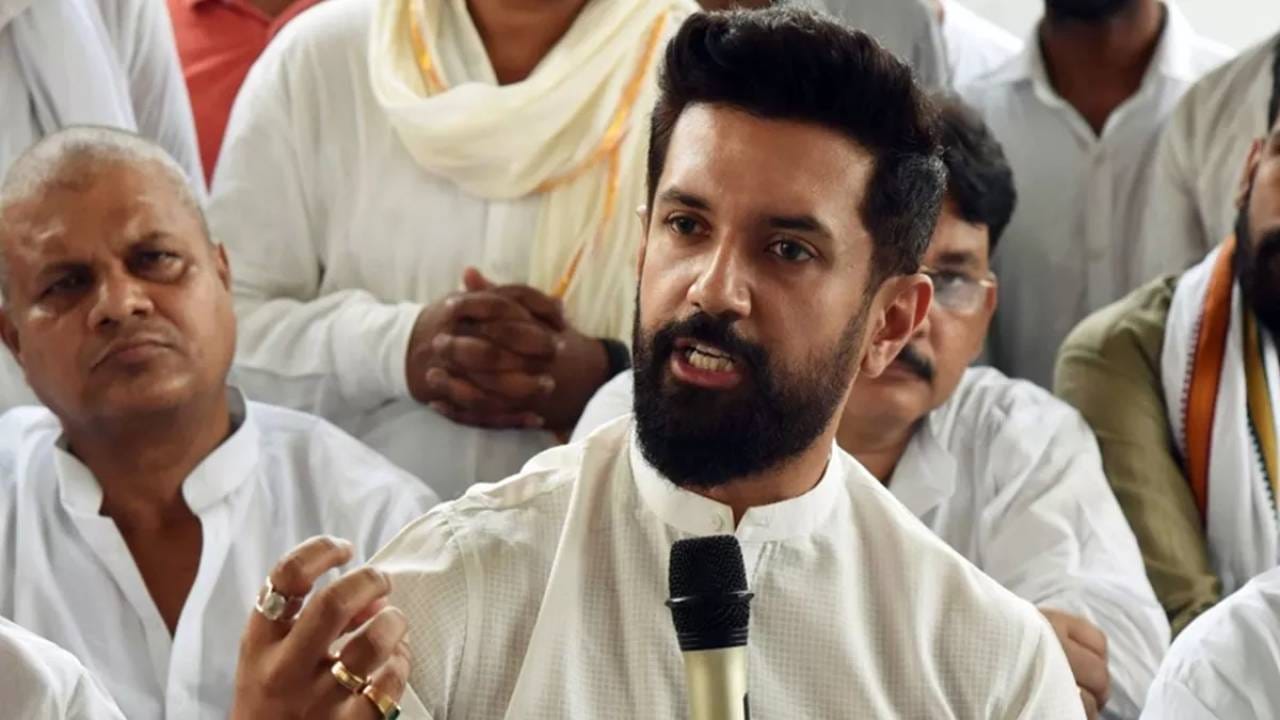 ಚಿರಾಗ್ ಪಾಸ್ವಾನ್ ಪಕ್ಷದ 22 ನಾಯಕರು ಇಂಡಿಯಾ ಒಕ್ಕೂಟದ ಕಡೆ ಮುಖ ಮಾಡಲು ಸಿದ್ಧ ಚಿರಾಗ್ ಪಾಸ್ವಾನ್ ಪಕ್ಷದ 22 ನಾಯಕರು ಇಂಡಿಯಾ ಒಕ್ಕೂಟದ ಕಡೆ ಮುಖ ಮಾಡಲು ಸಿದ್ಧ