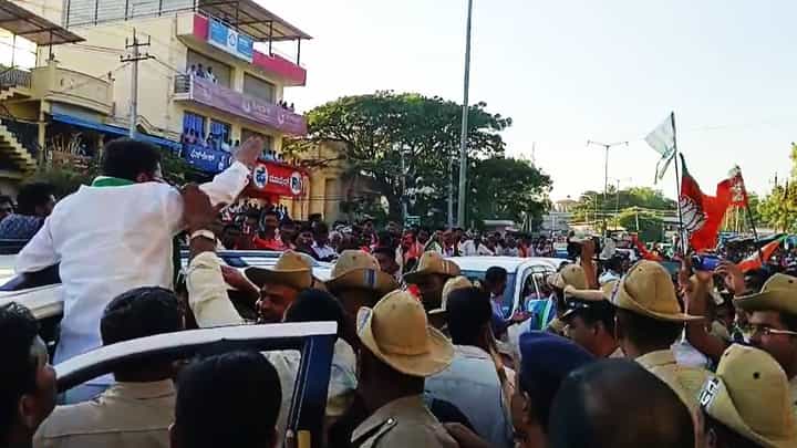 ಮೈತ್ರಿ ಅಭ್ಯರ್ಥಿ ರೋಡ್ ಶೋ ವೇಳೆ ಮೋದಿ ಪರ ಘೋಷಣೆ; ಕಾಂಗ್ರೆಸ್ ಶಾಸಕ ಫುಲ್ ಗರಂ ಮೈತ್ರಿ ಅಭ್ಯರ್ಥಿ ರೋಡ್ ಶೋ ವೇಳೆ ಮೋದಿ ಪರ ಘೋಷಣೆ; ಕಾಂಗ್ರೆಸ್ ಶಾಸಕ ಫುಲ್ ಗರಂ