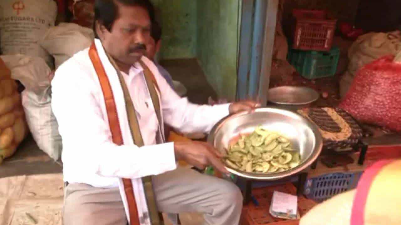 ಮತದಾರರ ಸೆಳೆಯಲು ನಾನಾ ವೇಷ, ತರಕಾರಿ ವ್ಯಾಪಾರಿಯಾದ ಸ್ವತಂತ್ರ ಅಭ್ಯರ್ಥಿ ಮತದಾರರ ಸೆಳೆಯಲು ನಾನಾ ವೇಷ, ತರಕಾರಿ ವ್ಯಾಪಾರಿಯಾದ ಸ್ವತಂತ್ರ ಅಭ್ಯರ್ಥಿ