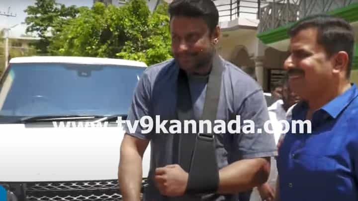 ಸುಮಲತಾಗೋಸ್ಕರ ಕೈ ಸರ್ಜರಿ ಮುಂದೂಡಿಕೊಂಡ ದರ್ಶನ್ ಸುಮಲತಾಗೋಸ್ಕರ ಕೈ ಸರ್ಜರಿ ಮುಂದೂಡಿಕೊಂಡ ದರ್ಶನ್