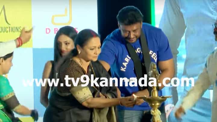 ಕೈ ನೋವಿನ ಮಧ್ಯೆಯೂ ನಗುನಗುತ್ತಲೇ ಆಲ್ಬಂ ಸಾಂಗ್ ರಿಲೀಸ್ ಮಾಡಿದ ದರ್ಶನ್ ಕೈ ನೋವಿನ ಮಧ್ಯೆಯೂ ನಗುನಗುತ್ತಲೇ ಆಲ್ಬಂ ಸಾಂಗ್ ರಿಲೀಸ್ ಮಾಡಿದ ದರ್ಶನ್