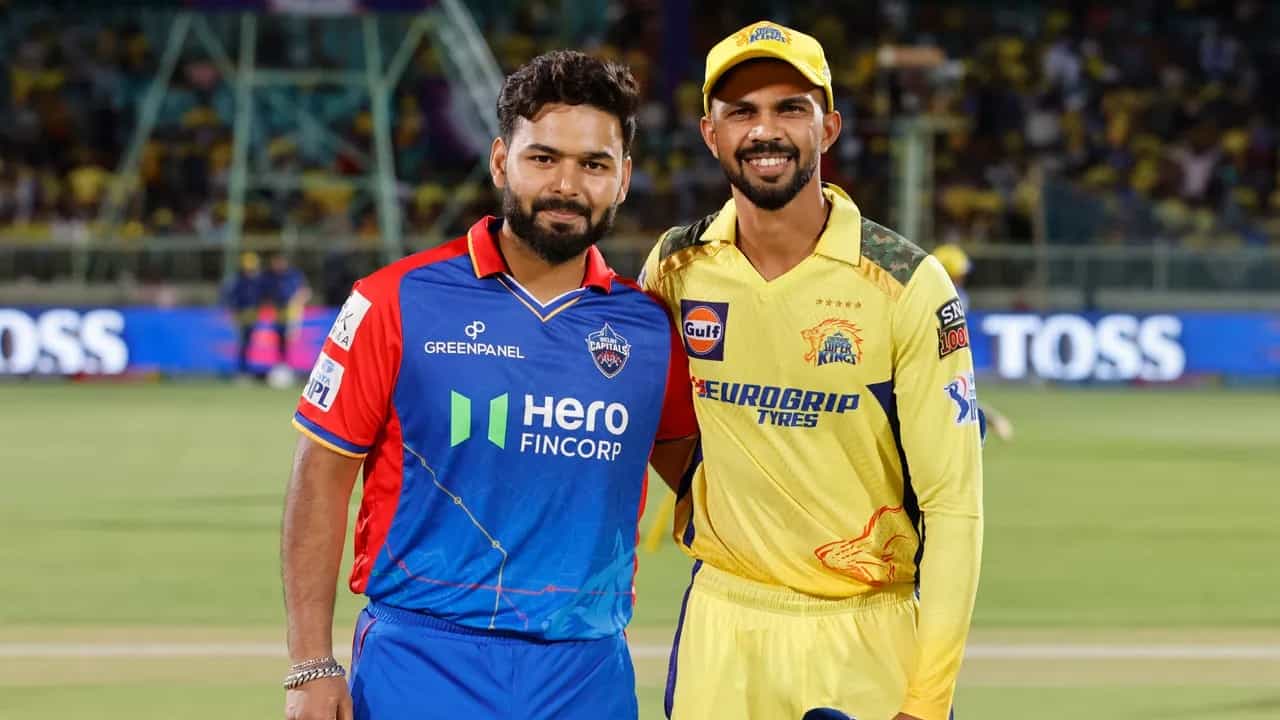 ಇಂಡಿಯನ್ ಪ್ರೀಮಿಯರ್ ಲೀಗ್ನ (IPL 2024) 13ನೇ ಪಂದ್ಯದಲ್ಲಿ ನೀತಿ ಸಂಹಿತೆ ಉಲ್ಲಂಘಿಸಿದ್ದಕ್ಕಾಗಿ ಡೆಲ್ಲಿ ಕ್ಯಾಪಿಟಲ್ಸ್ ತಂಡದ ನಾಯಕ ರಿಷಭ್ ಪಂತ್ಗೆ (Rishabh Pant) ದಂಡ ವಿಧಿಸಲಾಗಿದೆ. ವಿಶಾಖಪಟ್ಟಣದ ವೈಎಸ್ ರಾಜಶೇಖರ ರೆಡ್ಡಿ ಸ್ಟೇಡಿಯಂನಲ್ಲಿ ನಡೆದ ಈ ಪಂದ್ಯದಲ್ಲಿ ಟಾಸ್ ಗೆದ್ದ ಡೆಲ್ಲಿ ಕ್ಯಾಪಿಟಲ್ಸ್ ತಂಡ ಮೊದಲು ಬ್ಯಾಟಿಂಗ್ ಮಾಡಿತ್ತು.