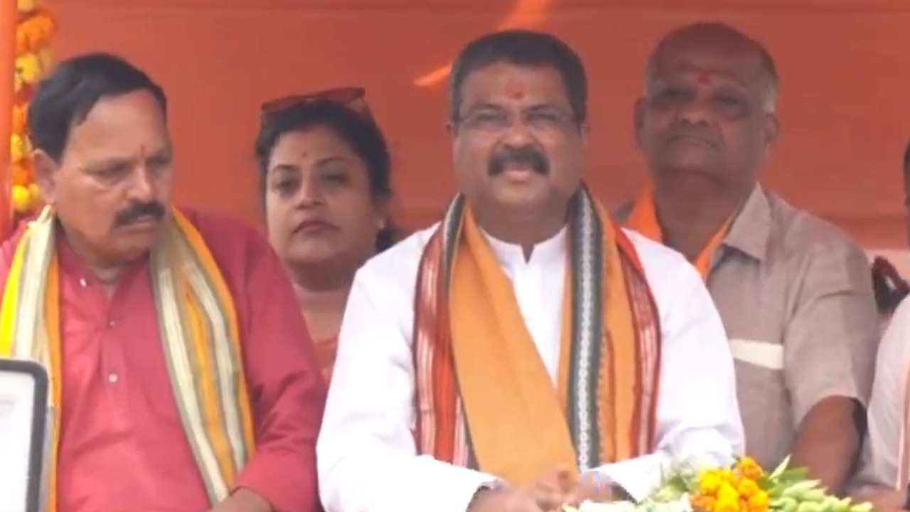 Dharmendran Pradhan: ಕೇಂದ್ರ ಸಚಿವ ಧರ್ಮೇಂದ್ರ ಪ್ರಧಾನ್ ಒಡಿಶಾದ ದೇವಗಡ್​ನಲ್ಲಿ ಭರ್ಜರಿ ರೋಡ್​ಶೋ