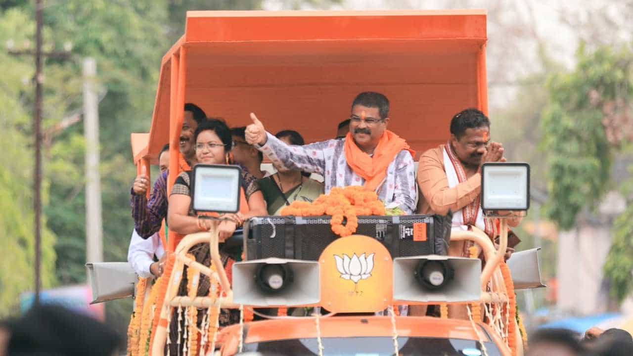 ಸಂಬಲಪುರದ ಕುಚಿಂಡಾದಲ್ಲಿ ಧರ್ಮೇಂದ್ರ ಪ್ರಧಾನ್ ರೋಡ್ಶೋ; ಭರ್ಜರಿ ಜನಸ್ತೋಮ ಸಂಬಲಪುರದ ಕುಚಿಂಡಾದಲ್ಲಿ ಧರ್ಮೇಂದ್ರ ಪ್ರಧಾನ್ ರೋಡ್ಶೋ; ಭರ್ಜರಿ ಜನಸ್ತೋಮ