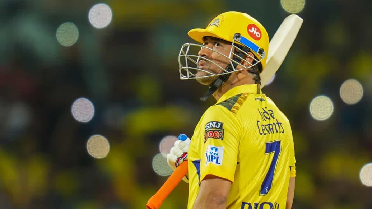 ಇಂಡಿಯನ್ ಪ್ರೀಮಿಯರ್ ಲೀಗ್ (IPL 2024) ಇತಿಹಾಸದಲ್ಲೇ ಕೊನೆಯ ಎರಡು ಓವರ್ಗಳಲ್ಲಿ ಅತ್ಯಧಿಕ ಸಿಕ್ಸ್ ಸಿಡಿಸಿದ ದಾಖಲೆಯೊಂದು ಮಹೇಂದ್ರ ಸಿಂಗ್ ಧೋನಿಯ (MS Dhoni) ಹೆಸರಿನಲ್ಲಿದೆ. ಈ ದಾಖಲೆಯ ಜೊತೆಗೆ ಇದೀಗ ಧೋನಿ ವಿಶೇಷ ಮೈಲ್ಲುಗಲ್ಲನ್ನು ಮುಟ್ಟಿದ್ದಾರೆ.