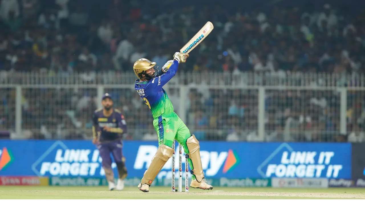 ಅತ್ತ ದಿನೇಶ್ ಕಾರ್ತಿಕ್ ಹಾಗೂ ಕರ್ಣ್ ಶರ್ಮಾ ಕ್ರೀಸ್ನಲ್ಲಿದ್ದರು. ಹೀಗಾಗಿಯೇ ಆರ್ಸಿಬಿ ತಂಡವು ಚೇಸ್ ಮಾಡಲಿದೆ ಎಂದೇ ಎಲ್ಲರೂ ಭಾವಿಸಿದ್ದರು. ಆದರೆ ಆ್ಯಂಡ್ರೆ ರಸೆಲ್ ಎಸೆತದ 19ನೇ ಓವರ್ನ ಮೊದಲ ಎರಡು ಎಸೆತಗಳಲ್ಲಿ ದಿನೇಶ್ ಕಾರ್ತಿಕ್ ಯಾವುದೇ ರನ್ ಓಡಿರಲಿಲ್ಲ. ಇನ್ನು ಮೂರನೇ ಎಸೆತದಲ್ಲಿ ಸಿಕ್ಸ್ ಬಾರಿಸಿದರು.