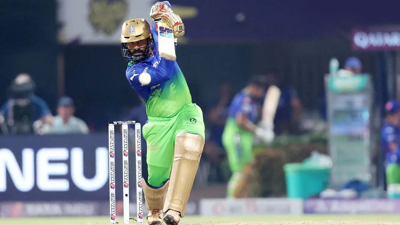 ಆರ್ಸಿಬಿ ತಂಡದಲ್ಲಿ ಆಲ್ರೌಂಡರ್ ಆಗಿಯೇ ಸ್ಥಾನ ಪಡೆದಿರುವ ಕರ್ಣ್ ಶರ್ಮಾ ಮೇಲೆ ದಿನೇಶ್ ಕಾರ್ತಿಕ್ ಕಿಂಚಿತ್ತೂ ವಿಶ್ವಾಸ ಹೊಂದಿರಲಿಲ್ಲ. ಅಲ್ಲದೆ ತಾನೇ ಫಿನಿಶಿಂಗ್ ಮಾಡುತ್ತೇನೆ ಎಂಬ ಅತಿಯಾದ ಆತ್ವವಿಶ್ವಾಸದಲ್ಲಿ ಡಿಕೆ ಬ್ಯಾಟ್ ಬೀಸಿದ್ದರು.