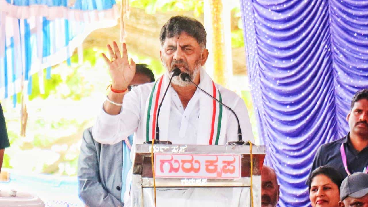 ಕುಮಾರಸ್ವಾಮಿಯನ್ನ ವಾಪಸ್ ಚನ್ನಪಟ್ಟಣಕ್ಕೆ ಕಳುಹಿಸಿ-ಡಿಕೆ ಶಿವಕುಮಾರ್ ವಾಗ್ದಾಳಿ ಕುಮಾರಸ್ವಾಮಿಯನ್ನ ವಾಪಸ್ ಚನ್ನಪಟ್ಟಣಕ್ಕೆ ಕಳುಹಿಸಿ-ಡಿಕೆ ಶಿವಕುಮಾರ್ ವಾಗ್ದಾಳಿ