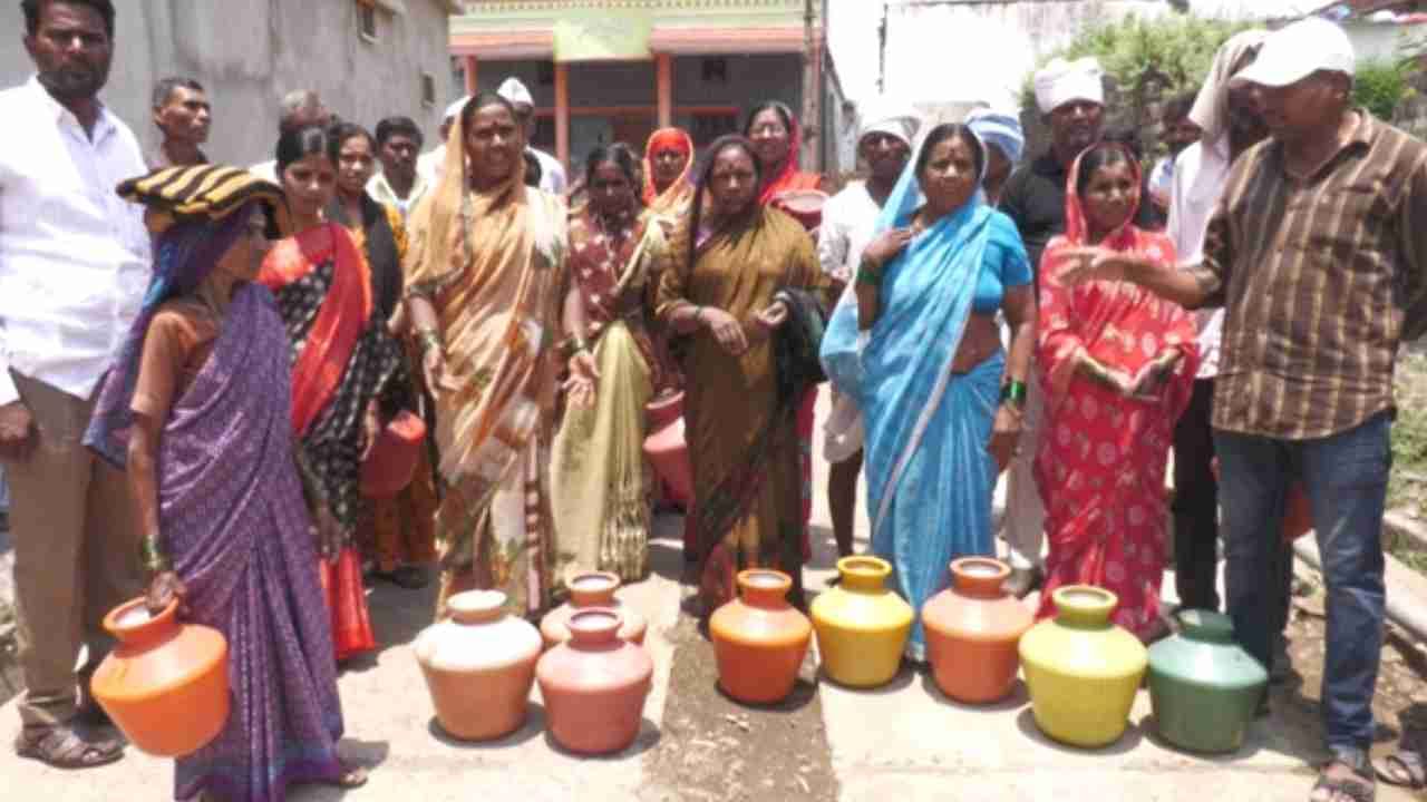 ಕುಡಿಯುವ ನೀರಿಗಾಗಿ ಲಾಧಾ ಗ್ರಾಮಸ್ಥರ ಪರದಾಟ: ಗ್ರಾಮ ಪಂಚಾಯತ್​​ಗೆ ಮುತ್ತಿಗೆ ಹಾಕಿ ಜನರು ಆಕ್ರೋಶ