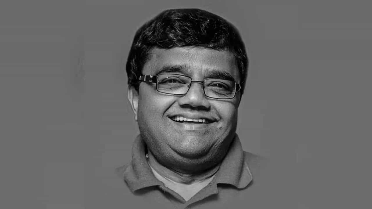 ಮೊದಲ ಸಿನಿಮಾದ ಶೂಟ್ನಲ್ಲೇ ದ್ವಾರಕೀಶ್ಗೆ ಸಿಕ್ಕಿತ್ತು ಜೀವನದಲ್ಲಾಗುವ ಅನಾಹುತದ ಸೂಚನೆ ಮೊದಲ ಸಿನಿಮಾದ ಶೂಟ್ನಲ್ಲೇ ದ್ವಾರಕೀಶ್ಗೆ ಸಿಕ್ಕಿತ್ತು ಜೀವನದಲ್ಲಾಗುವ ಅನಾಹುತದ ಸೂಚನೆ