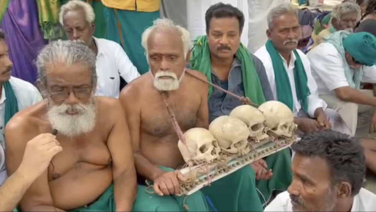 ಆತ್ಮಹತ್ಯೆ ಮಾಡಿಕೊಂಡ ರೈತರ ತಲೆಬುರುಡೆ, ಮೂಳೆಗಳನ್ನಿಟ್ಟು ರೈತರ ಪ್ರತಿಭಟನೆ ಆತ್ಮಹತ್ಯೆ ಮಾಡಿಕೊಂಡ ರೈತರ ತಲೆಬುರುಡೆ, ಮೂಳೆಗಳನ್ನಿಟ್ಟು ರೈತರ ಪ್ರತಿಭಟನೆ