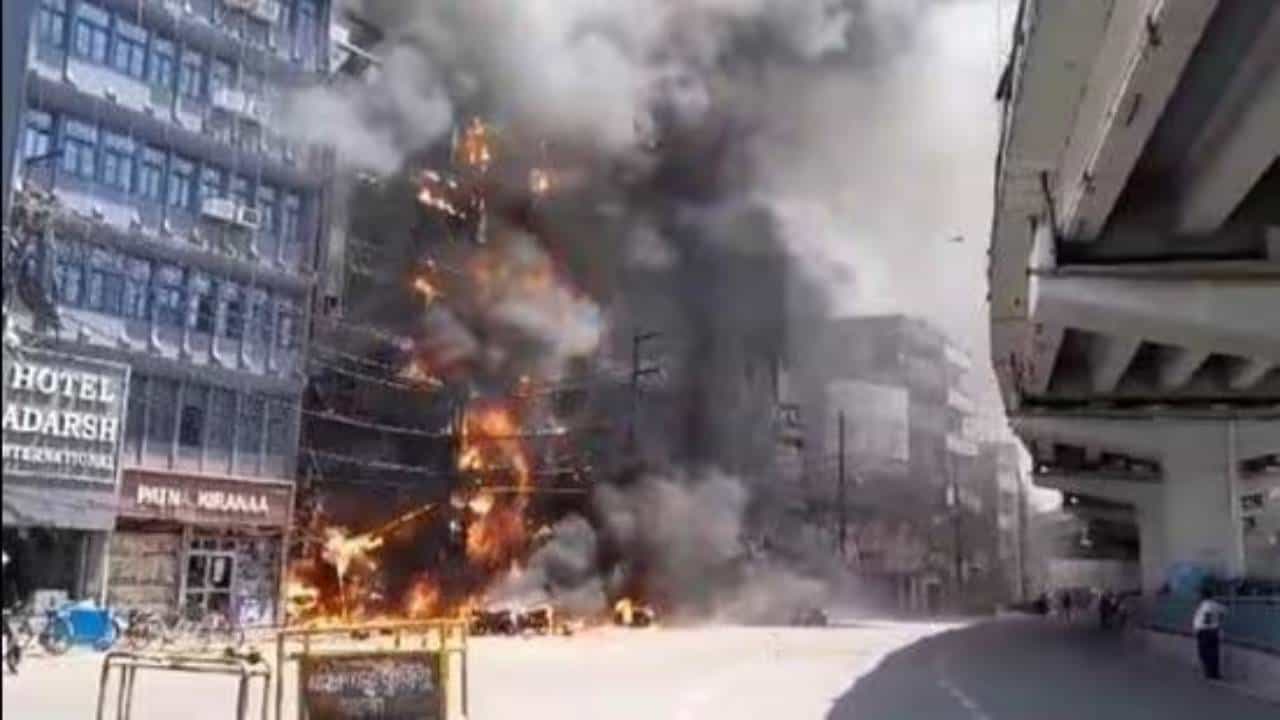 Fire Accident: ಪಾಟ್ನಾ ರೈಲ್ವೆ ನಿಲ್ದಾಣದ ಬಳಿಯ ಹೋಟೆಲ್ನಲ್ಲಿ ಅಗ್ನಿ ಅವಘಡ: 6 ಮಂದಿ ಸಾವು Fire Accident: ಪಾಟ್ನಾ ರೈಲ್ವೆ ನಿಲ್ದಾಣದ ಬಳಿಯ ಹೋಟೆಲ್ನಲ್ಲಿ ಅಗ್ನಿ ಅವಘಡ: 6 ಮಂದಿ ಸಾವು