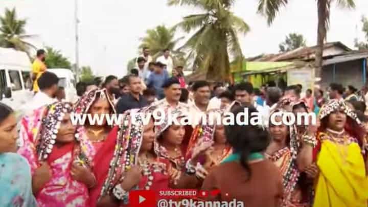 ತಾಂಡಾಗಳಿಗೆ ಮತಬೇಟೆಗೆ ತೆರಳಿದ ಗೀತಾ ಶಿವರಾಜಕುಮಾರ್ ಬಂಜಾರಾ ಸಮುದಾಯದ ಉಡುಗೆ ತೊಟ್ಟು ಖುಷಿಪಟ್ಟರು! ತಾಂಡಾಗಳಿಗೆ ಮತಬೇಟೆಗೆ ತೆರಳಿದ ಗೀತಾ ಶಿವರಾಜಕುಮಾರ್ ಬಂಜಾರಾ ಸಮುದಾಯದ ಉಡುಗೆ ತೊಟ್ಟು ಖುಷಿಪಟ್ಟರು!