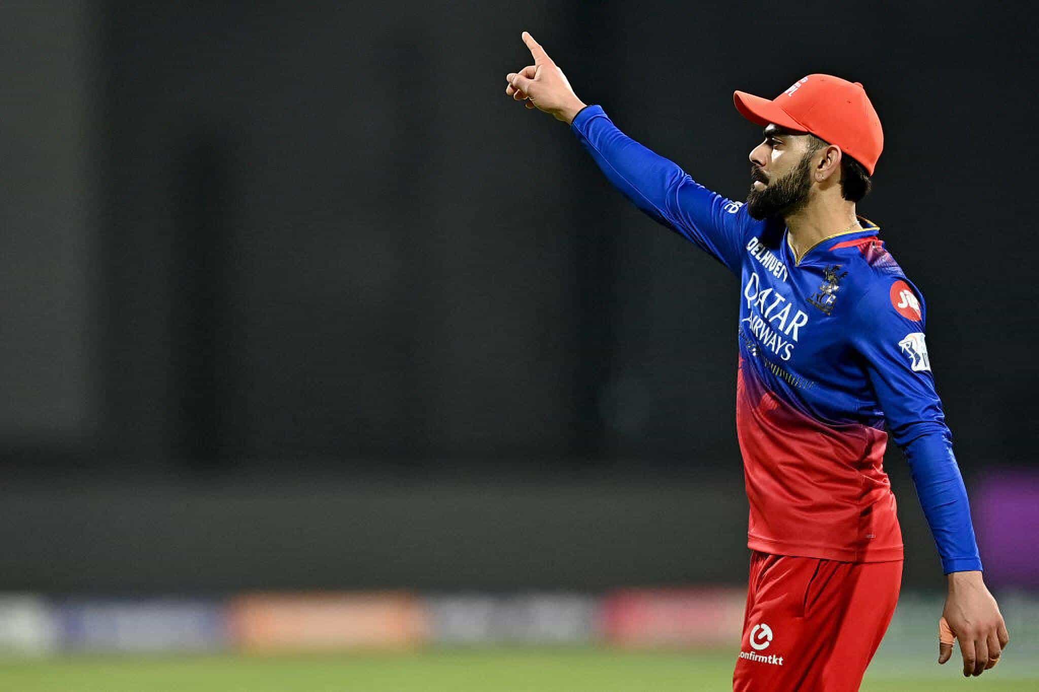 ಇಂಡಿಯನ್ ಪ್ರೀಮಿಯರ್ ಲೀಗ್ನ (IPL 2024) 19ನೇ ಪಂದ್ಯದಲ್ಲಿ ವಿರಾಟ್ ಕೊಹ್ಲಿ ಭರ್ಜರಿ ದಾಖಲೆಯೊಂದನ್ನು ಬರೆದಿದ್ದಾರೆ. ಅದು ಸಹ ಫೀಲ್ಡಿಂಗ್ ಮೂಲಕ ಎಂಬುದು ವಿಶೇಷ. ಅಂದರೆ ಐಪಿಎಲ್ ಇತಿಹಾಸದ ಅತ್ಯಂತ ಯಶಸ್ವಿ ಫೀಲ್ಡರ್ ಎಂಬ ದಾಖಲೆ ಇದೀಗ ಕಿಂಗ್ ಕೊಹ್ಲಿ ಪಾಲಾಗಿದೆ.
