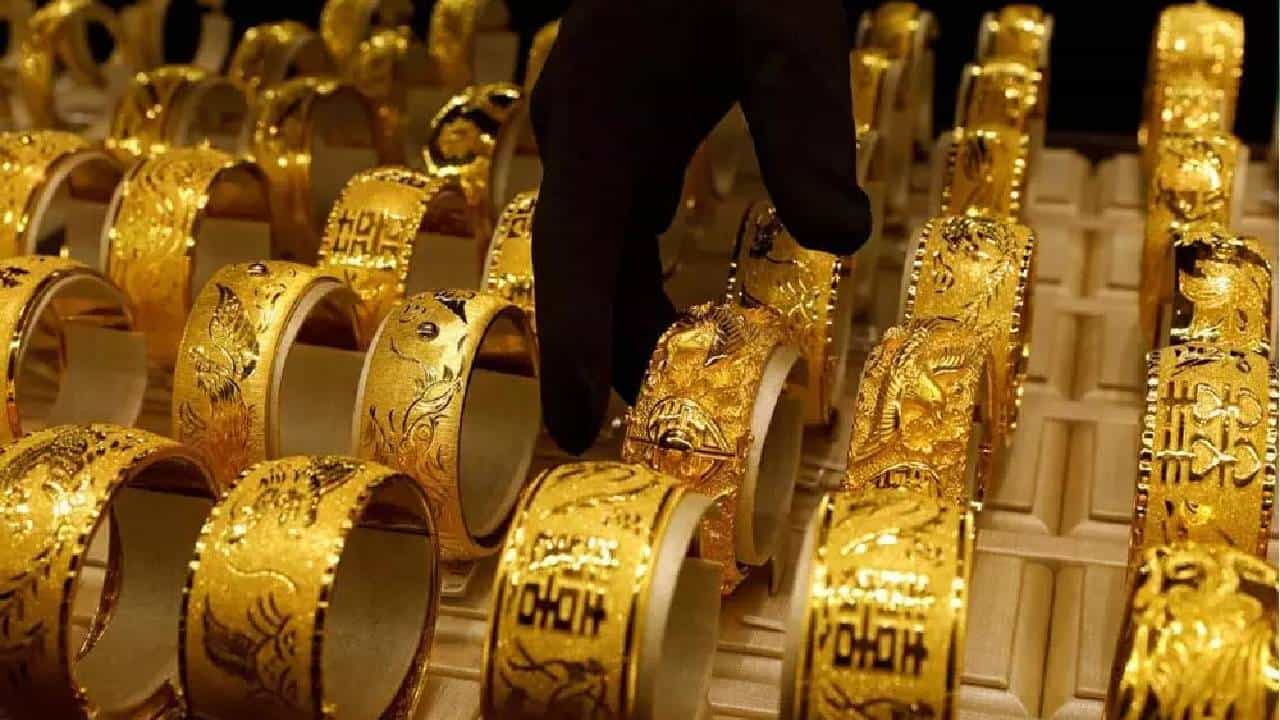 Gold Silver Price on 28th April: ಚಿನ್ನದ ಬೆಲೆ 10 ದಿನದಲ್ಲಿ ಗ್ರಾಮ್ಗೆ 130 ರೂನಷ್ಟು ಇಳಿಕೆ; ಇಲ್ಲಿದೆ ಇವತ್ತಿನ ದರಪಟ್ಟಿ Gold Silver Price on 28th April: ಚಿನ್ನದ ಬೆಲೆ 10 ದಿನದಲ್ಲಿ ಗ್ರಾಮ್ಗೆ 130 ರೂನಷ್ಟು ಇಳಿಕೆ; ಇಲ್ಲಿದೆ ಇವತ್ತಿನ ದರಪಟ್ಟಿ