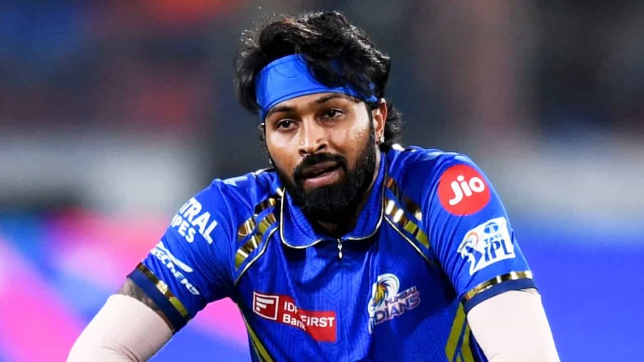 ಇಂಡಿಯನ್ ಪ್ರೀಮಿಯರ್ ಲೀಗ್ (IPL 2024) ಸೀಸನ್ 17ರ ಮೂಲಕ ಮುಂಬೈ ಇಂಡಿಯನ್ಸ್ ತಂಡದ ನಾಯಕರಾಗಿ ಪಾದಾರ್ಪಣೆ ಮಾಡಿರುವ ಹಾರ್ದಿಕ್ ಪಾಂಡ್ಯಗೆ (Hardik Pandya) ಆರಂಭದಲ್ಲೇ ವಿಘ್ನಗಳು ಎದುರಾಗಿದೆ. ಒಂದೆಡೆ ತಂಡ ಸೋಲುತ್ತಿದ್ದರೆ, ಮತ್ತೊಂದೆಡೆ ಮುಂಬೈ ಇಂಡಿಯನ್ಸ್ ಅಭಿಮಾನಿಗಳಿಂದಲೇ ಗೇಲಿಗೀಡಾಗುತ್ತಿದ್ದಾರೆ.