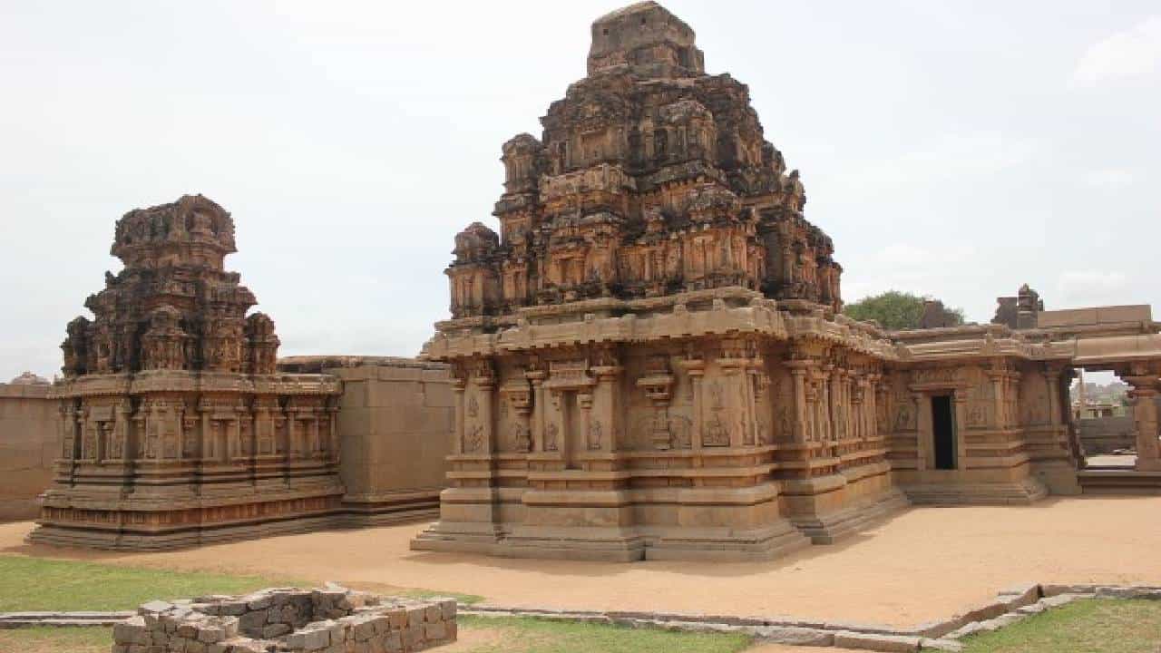 ಹಜಾರ ರಾಮ ದೇವಾಲಯ
ಹಜಾರ ರಾಮ ದೇವಾಲಯವು ಹಂಪಿಯಲ್ಲಿದೆ. ವಿಜಯನಗರ ರಾಜರ ಖಾಸಗಿ ದೇವಾಲಯವಾಗಿದ್ದ ಈ ದೇವಾಲಯವು ರಾಮಾಯಣದ ಮಹಾಕಾವ್ಯದ ಕಥೆಯನ್ನು ಚಿತ್ರಿಸುವ ಸುಂದರವಾದ ಅವಶೇಷಗಳು ಮತ್ತು ಫಲಕಗಳಿಗೆ ಜನಪ್ರಿಯವಾಗಿದೆ. ಆ ಸಮಯದಲ್ಲಿ ದಾಸರ ಉತ್ಸವದ ಮೆರವಣಿಗೆಯಲ್ಲಿ ಭಾಗವಹಿಸುತ್ತಿರುವ ಕುದುರೆಗಳು, ಆನೆಗಳು, ಪರಿಚಾರಕರು, ಸೈನಿಕರು ಮತ್ತು ನೃತ್ಯ ಮಾಡುವ ಮಹಿಳೆಯರ ಮೆರವಣಿಗೆಗಳನ್ನು ಈ ಅವಶೇಷಗಳು ಚಿತ್ರಿಸುತ್ತವೆ. ಇದು ಕೇವಲ ಗರ್ಭಗುಡಿ, ಕಂಬದ ಸಭಾಂಗಣ ಮತ್ತು ಅರ್ಧ ಮಂಟಪವನ್ನು ಒಳಗೊಂಡಿತ್ತು. ಆದಾಗ್ಯೂ, ನಂತರ ಅದನ್ನು ತೆರೆದ ಮುಖಮಂಟಪ ಮತ್ತು ಸುಂದರವಾದ ಕಂಬಗಳನ್ನು ಕಾಣಬಹುದು.
