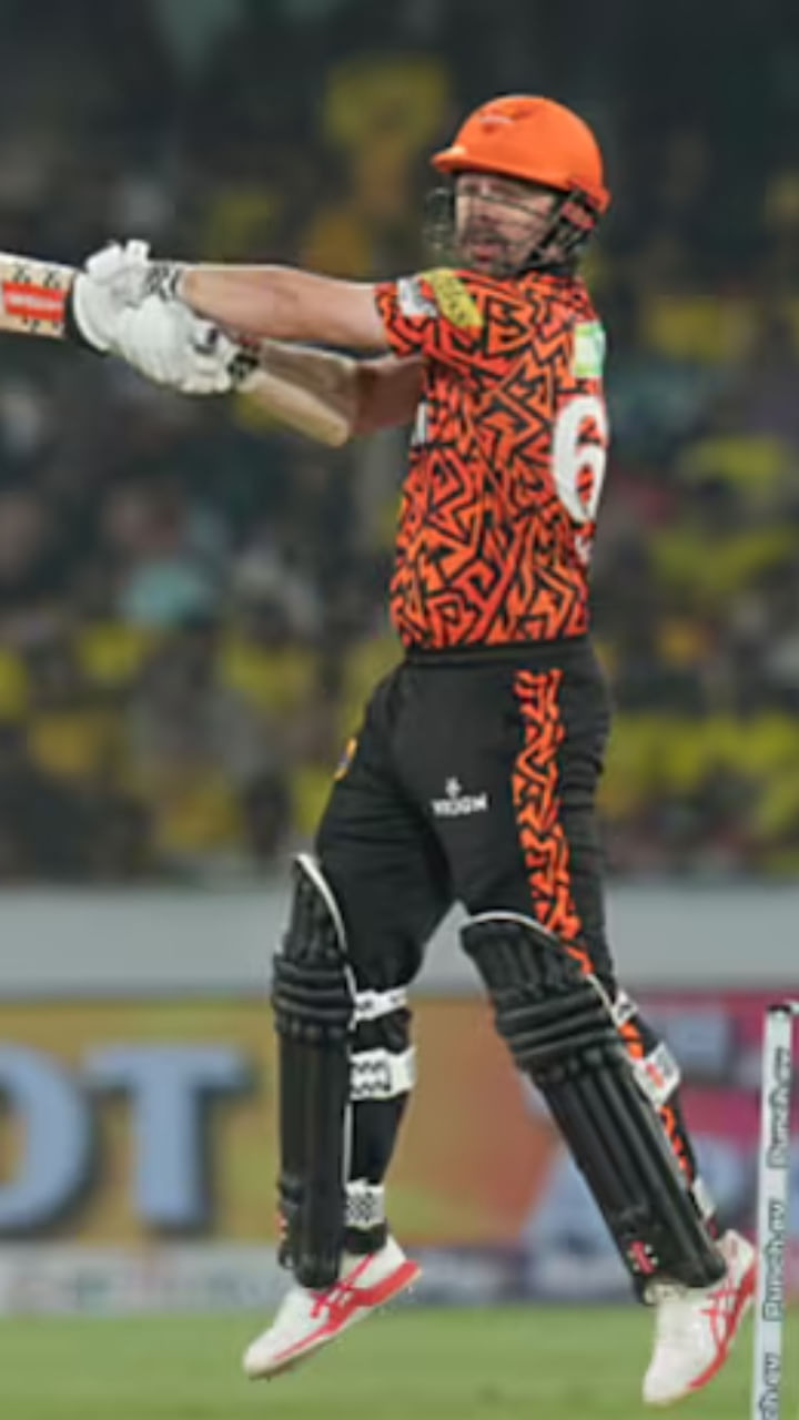 ರಾಯಲ್ ಚಾಲೆಂಜರ್ಸ್ ಬೆಂಗಳೂರು ವಿರುದ್ಧದ ಪಂದ್ಯದಲ್ಲಿ ಸನ್‌ರೈಸರ್ಸ್ ಹೈದರಾಬಾದ್ ಬ್ಯಾಟ್ಸ್‌ಮನ್ ಟ್ರಾವಿಸ್ ಹೆಡ್ 8 ಸಿಕ್ಸರ್ ಬಾರಿಸಿ ಈ ಪಟ್ಟಿಯಲ್ಲಿ ಮೊದಲ ಸ್ಥಾನದಲ್ಲಿದ್ದಾರೆ.
