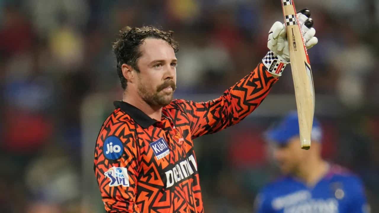 IPL 2024: ಕೇವಲ 39 ಎಸೆತಗಳು... 8 ಭರ್ಜರಿ ಸಿಕ್ಸ್... 9 ಫೋರ್ಗಳು... ಬೆಂಗಳೂರಿನ ಚಿನ್ನಸ್ವಾಮಿ ಸ್ಟೇಡಿಯಂನಲ್ಲಿ ಸಿಡಿಲಬ್ಬರದ ಬ್ಯಾಟಿಂಗ್ ಮೂಲಕ ಟ್ರಾವಿಡ್ ಹೆಡ್ (Travis Head) ಸ್ಪೋಟಕ ಸೆಂಚುರಿ ಸಿಡಿಸಿ ಮಿಂಚಿದ್ದಾರೆ. ಆರ್ಸಿಬಿ ವಿರುದ್ಧದ ಈ ಪಂದ್ಯದಲ್ಲಿ ಆರಂಭಿಕನಾಗಿ ಕಣಕ್ಕಿಳಿದ ಹೆಡ್ ವಿಸ್ಪೋಟಕ ಬ್ಯಾಟಿಂಗ್ನೊಂದಿಗೆ ಅಬ್ಬರಿಸಿದರು.