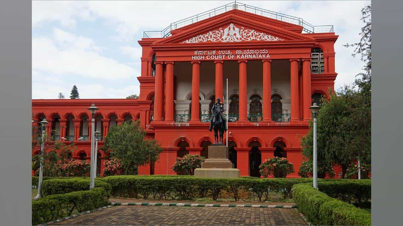 ಬೆಂಗಳೂರು: ಹೈಕೋರ್ಟ್ನಲ್ಲಿ ಆತ್ಮಹತ್ಯೆಗೆ ಯತ್ನಿಸಿದ ವ್ಯಕ್ತಿ ಬೆಂಗಳೂರು: ಹೈಕೋರ್ಟ್ನಲ್ಲಿ ಆತ್ಮಹತ್ಯೆಗೆ ಯತ್ನಿಸಿದ ವ್ಯಕ್ತಿ