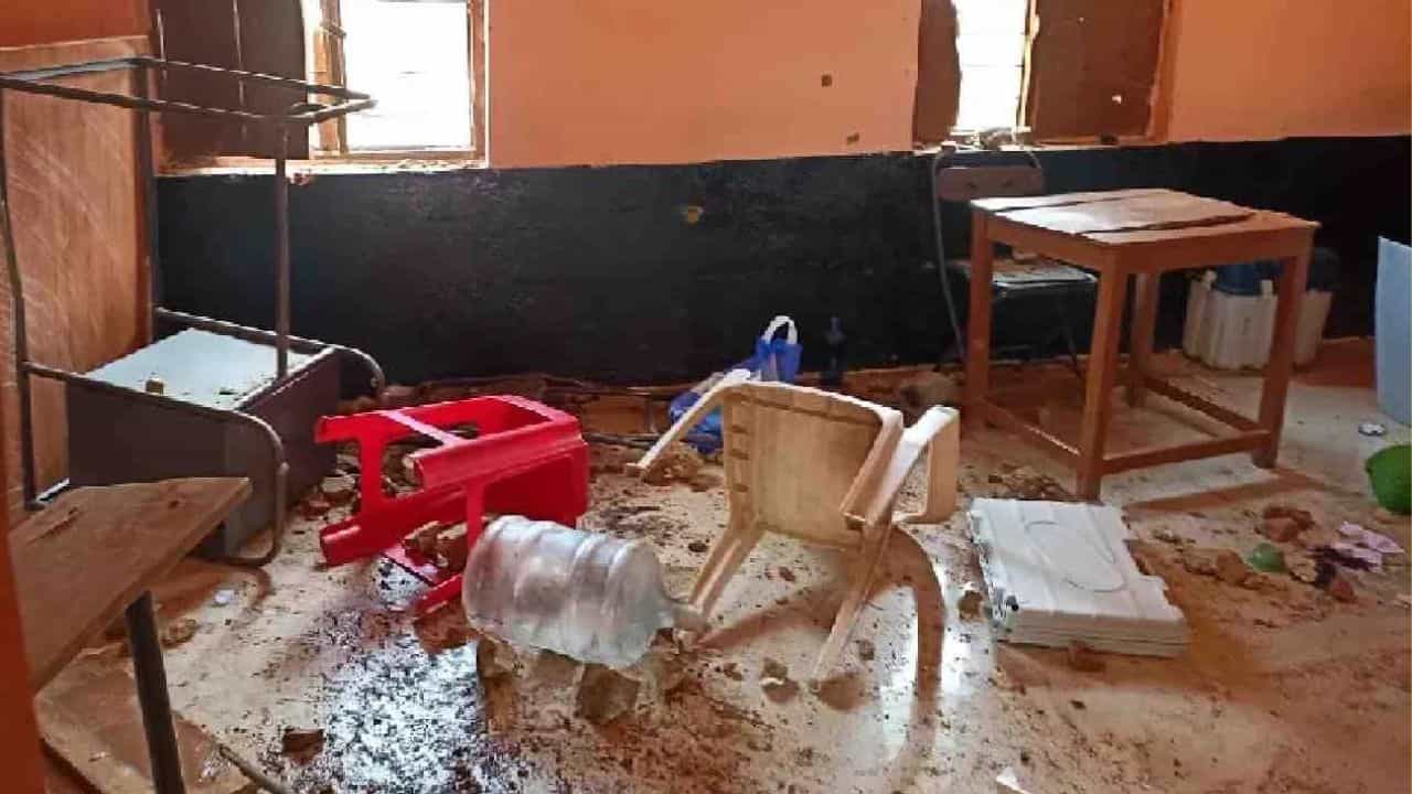 ಚಾಮರಾಜನಗರ: ಗಲಭೆಯಾಗಿದ್ದ ಇಂಡಿಗನತ್ತ ಗ್ರಾಮದ ಮತಗಟ್ಟೆಯಲ್ಲಿ ಸೋಮವಾರ ಮರುಮತದಾನ ಚಾಮರಾಜನಗರ: ಗಲಭೆಯಾಗಿದ್ದ ಇಂಡಿಗನತ್ತ ಗ್ರಾಮದ ಮತಗಟ್ಟೆಯಲ್ಲಿ ಸೋಮವಾರ ಮರುಮತದಾನ