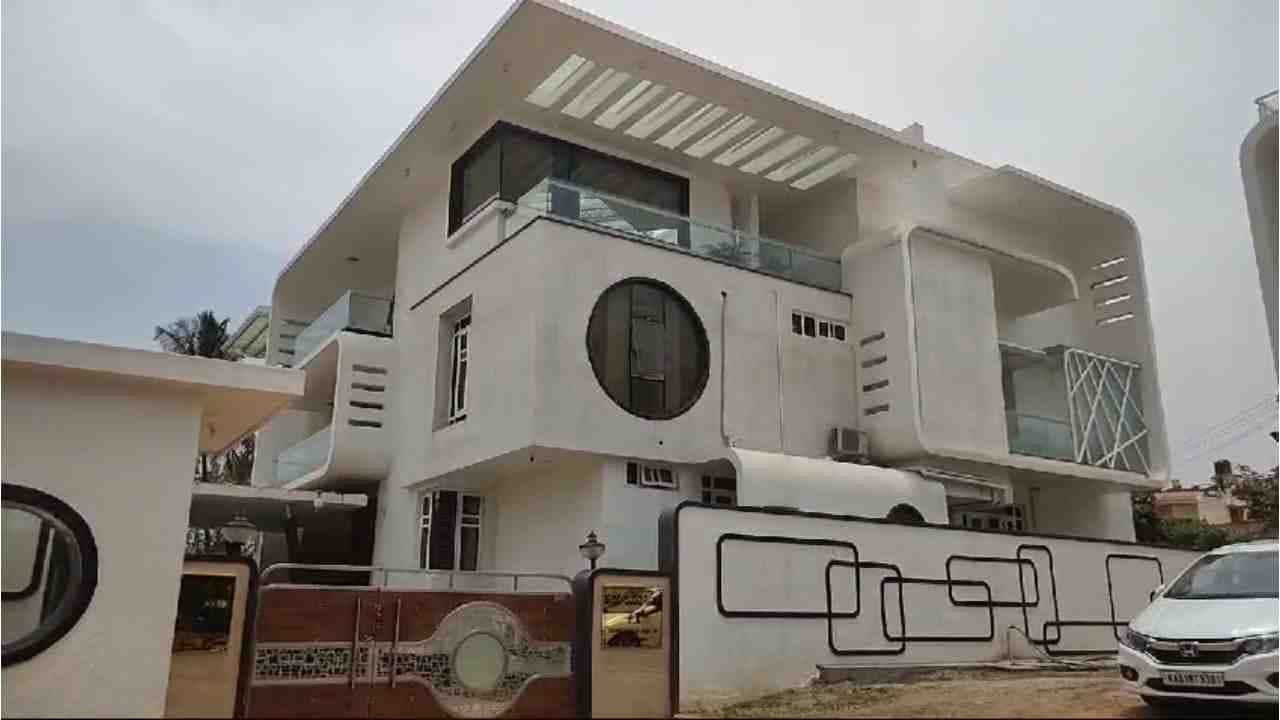 ಚಿಕ್ಕಬಳ್ಳಾಪುರ ಬಿಜೆಪಿ ಅಭ್ಯರ್ಥಿ ಸುಧಾಕರ್ ಆಪ್ತನ ಮನೆ ಮೇಲೆ ಐಟಿ ದಾಳಿ, ಕೋಟ್ಯಾಂತರ ರೂ. ಹಣ ಪತ್ತೆ ಚಿಕ್ಕಬಳ್ಳಾಪುರ ಬಿಜೆಪಿ ಅಭ್ಯರ್ಥಿ ಸುಧಾಕರ್ ಆಪ್ತನ ಮನೆ ಮೇಲೆ ಐಟಿ ದಾಳಿ, ಕೋಟ್ಯಾಂತರ ರೂ. ಹಣ ಪತ್ತೆ