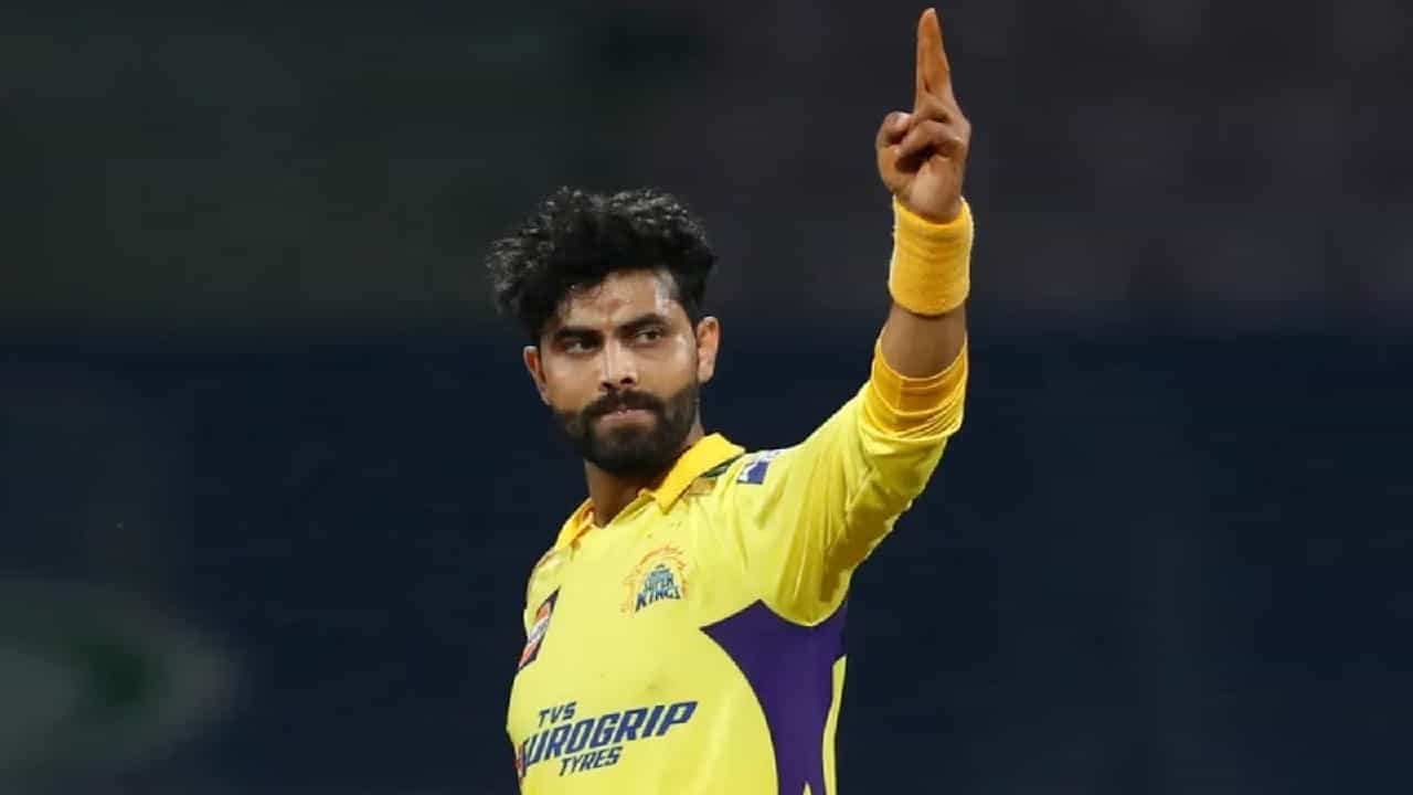ಇಂಡಿಯನ್ ಪ್ರೀಮಿಯರ್ ಲೀಗ್ನ (IPL 2024) 22ನೇ ಪಂದ್ಯದಲ್ಲಿ ಭರ್ಜರಿ ಪ್ರದರ್ಶನ ನೀಡುವ ಮೂಲಕ ರವೀಂದ್ರ ಜಡೇಜಾ (Ravindra Jadeja) ವಿಶೇಷ ದಾಖಲೆ ಬರೆದಿದ್ದಾರೆ. ಅದು ಕೂಡ ಐಪಿಎಲ್ನಲ್ಲಿ ಇದುವರೆಗೆ ಯಾರೂ ಸಹ ಬರೆಯದ ದಾಖಲೆ ನಿರ್ಮಿಸುವ ಮೂಲಕ ಎಂಬುದು ವಿಶೇಷ. ಕೆಕೆಆರ್ ವಿರುದ್ಧದ ಈ ಪಂದ್ಯದಲ್ಲಿ ಟಾಸ್ ಗೆದ್ದ ಸಿಎಸ್ಕೆ ತಂಡವು ಮೊದಲು ಬೌಲಿಂಗ್ ಮಾಡಿತು.
