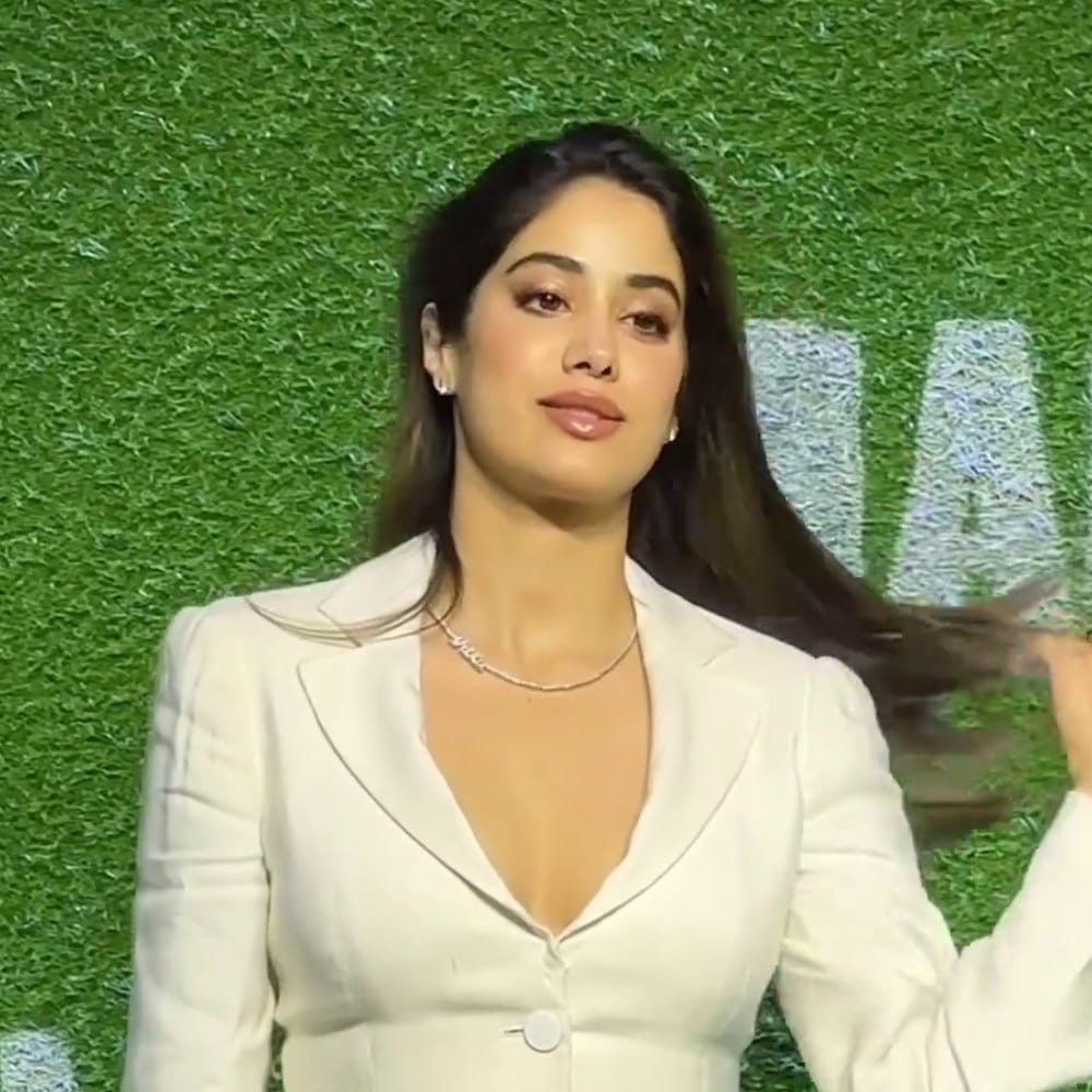 ಕತ್ತಿನಲ್ಲಿರುವ ಚೈನ್​ ಮೇಲೆ ‘ಶಿಖು’ ಎಂದು ಬರೆದುಕೊಂಡಿದೆ. ಇದನ್ನು ನೋಡಿದ ಅನೇಕರು ಜಾನ್ವಿ ಪ್ರೀತಿ ವಿಚಾರ ಒಪ್ಪಿಕಂಡರು ಎಂದು ಅಭಿಪ್ರಾಯಪಟ್ಟಿದ್ದಾರೆ. ಇತ್ತೀಚೆಗೆ ಈ ಜೋಡಿ ಒಟ್ಟಾಗಿ ತಿರುಪತಿಗೆ ತೆರಳಿತ್ತು.