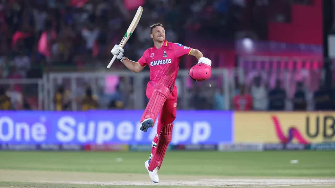 ಇಂಡಿಯನ್ ಪ್ರೀಮಿಯರ್ ಲೀಗ್ನ (IPL 2024) 19ನೇ ಪಂದ್ಯದಲ್ಲಿ ಆರ್ಸಿಬಿ ವಿರುದ್ಧ ಭರ್ಜರಿ ಶತಕ ಬಾರಿಸುವ ಮೂಲಕ ಜೋಸ್ ಬಟ್ಲರ್ (Jos Buttler) ಹಲವು ದಾಖಲೆಗಳನ್ನು ತಮ್ಮದಾಗಿಸಿಕೊಂಡಿದ್ದಾರೆ. ಈ ಪಂದ್ಯದಲ್ಲಿ ಆರಂಭಿಕನಾಗಿ ಕಣಕ್ಕಿಳಿದ ಬಟ್ಲರ್ 58 ಎಸೆತಗಳನ್ನು ಎದುರಿಸಿ 4 ಸಿಕ್ಸ್ ಹಾಗೂ 9 ಫೋರ್ಗಳೊಂದಿಗೆ ಅಜೇಯ 100 ರನ್ ಬಾರಿಸಿದ್ದರು.
