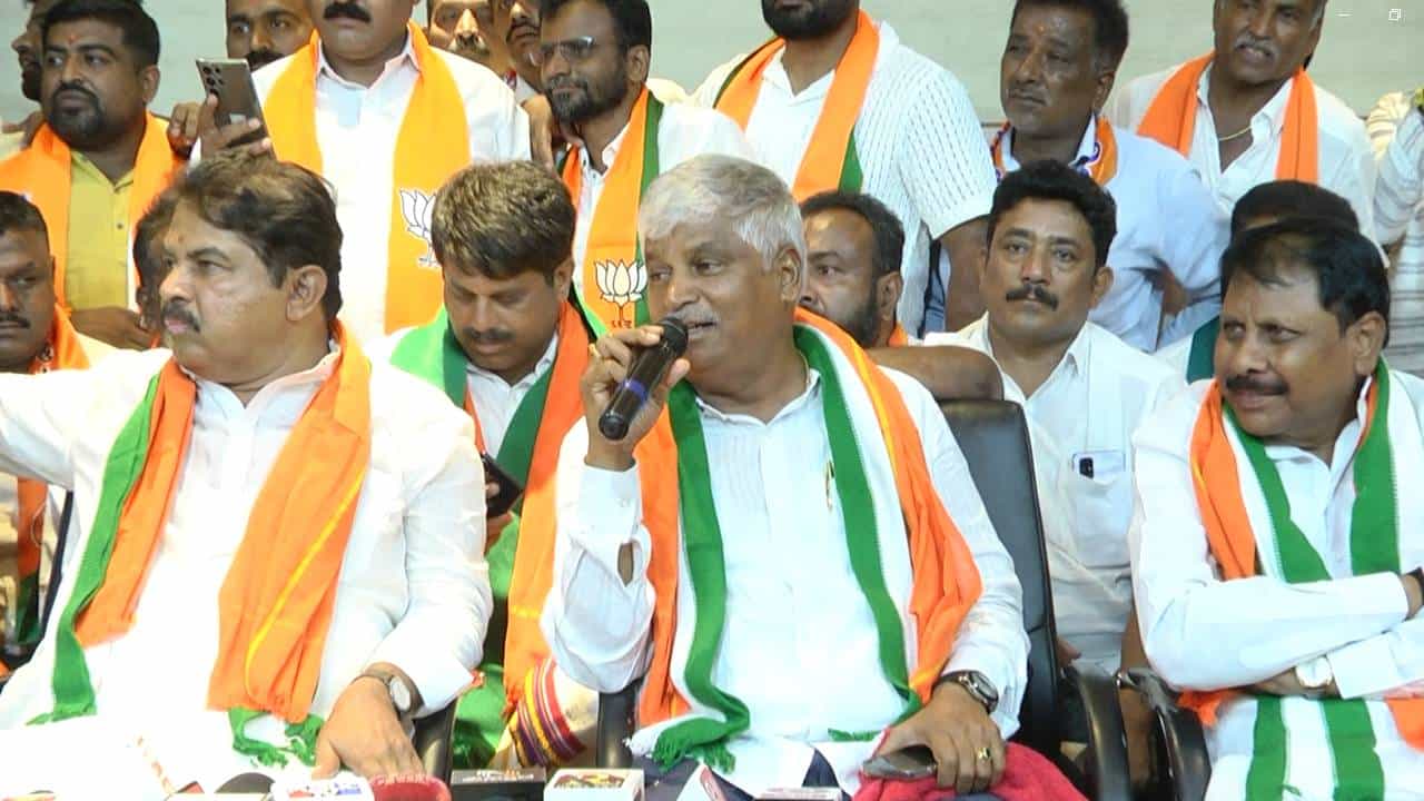 ಪ್ರತಿ ಬಾರಿ ಮೈಸೂರಿನಲ್ಲಿ ಕದ್ದು ಮುಚ್ಚಿ ಪ್ರತಾಪ್ ಸಿಂಹಗೆ ಮತ ಹಾಕುತ್ತಿದ್ವಿ: ಒಪ್ಪಿಕೊಂಡ ಜೆಡಿಎಸ್ ನಾಯಕ ಪ್ರತಿ ಬಾರಿ ಮೈಸೂರಿನಲ್ಲಿ ಕದ್ದು ಮುಚ್ಚಿ ಪ್ರತಾಪ್ ಸಿಂಹಗೆ ಮತ ಹಾಕುತ್ತಿದ್ವಿ: ಒಪ್ಪಿಕೊಂಡ ಜೆಡಿಎಸ್ ನಾಯಕ