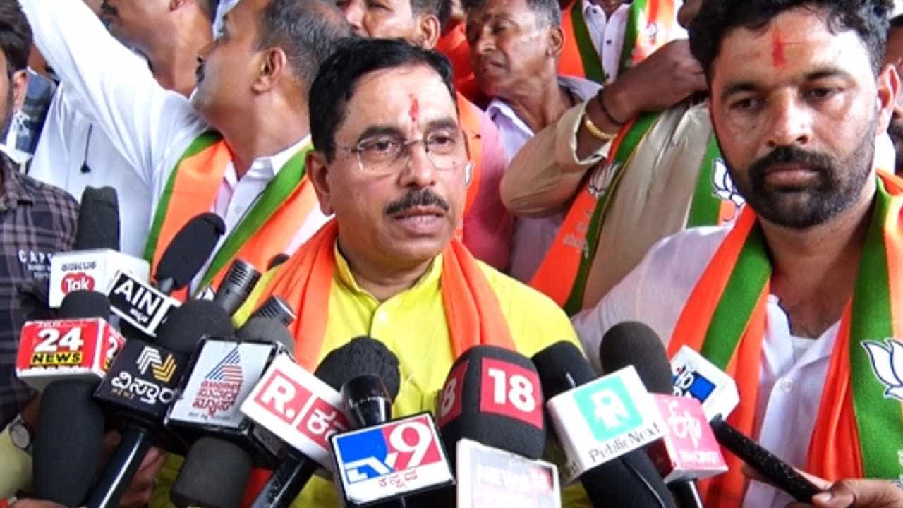 ಕಾಂಗ್ರೆಸ್ ಪಕ್ಷದ ಪ್ರಧಾನಿ ಅಭ್ಯರ್ಥಿ ಯಾರೆಂದು ಹೇಳಲಿ: ರಾಹುಲ್ ಗಾಂಧಿ ವಿರುದ್ಧ ಜೋಶಿ ವಾಗ್ದಾಳಿ ಕಾಂಗ್ರೆಸ್ ಪಕ್ಷದ ಪ್ರಧಾನಿ ಅಭ್ಯರ್ಥಿ ಯಾರೆಂದು ಹೇಳಲಿ: ರಾಹುಲ್ ಗಾಂಧಿ ವಿರುದ್ಧ ಜೋಶಿ ವಾಗ್ದಾಳಿ