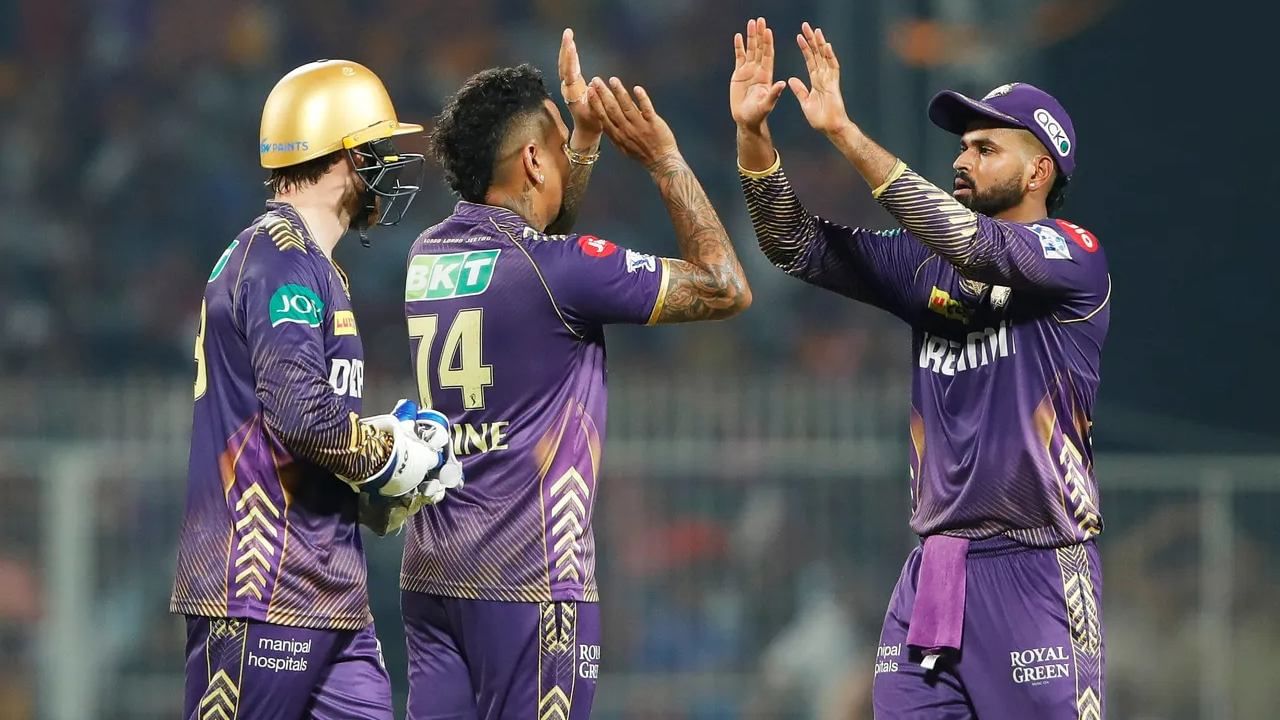 ಆರ್ಸಿಬಿ ವಿರುದ್ಧದ ಈ ಪಂದ್ಯದಲ್ಲಿ 4 ಓವರ್ಗಳನ್ನು ಎಸೆದಿದ್ದ ನರೈನ್ 34 ರನ್ ನೀಡಿ 2 ವಿಕೆಟ್ ಕಬಳಿಸಿದ್ದರು. ಈ ಎರಡು ವಿಕೆಟ್ಗಳೊಂದಿಗೆ ಐಪಿಎಲ್ನಲ್ಲಿ ಅತೀ ಹೆಚ್ಚು ವಿಕೆಟ್ ಪಡೆದ ಬೌಲರ್ಗಳ ಪಟ್ಟಿಯಲ್ಲಿ ಸುನಿಲ್ ನರೈನ್ 6ನೇ ಸ್ಥಾನಕ್ಕೇರಿದ್ದಾರೆ.