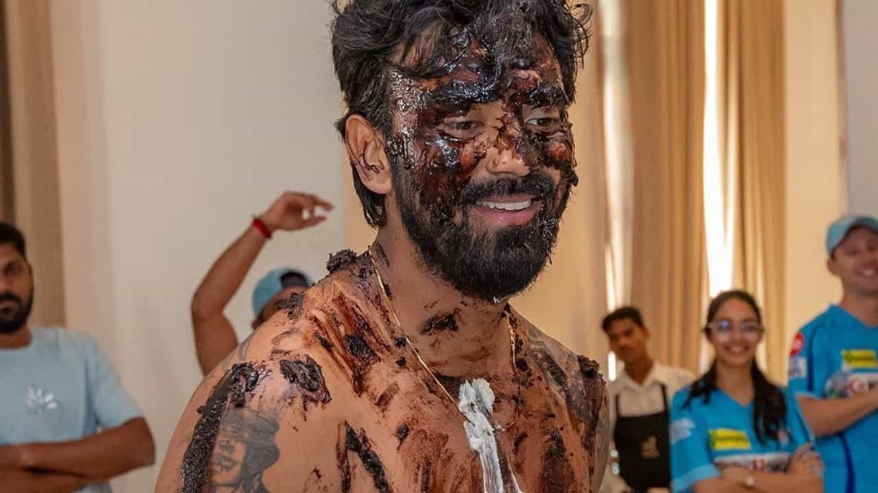KL Rahul: ಬರ್ತ್ಡೇ ದಿನ ಕೇಕ್ನಲ್ಲಿ ಮಿಂದೆದ್ದ ಕನ್ನಡಿಗ ಕೆಎಲ್ ರಾಹುಲ್ KL Rahul: ಬರ್ತ್ಡೇ ದಿನ ಕೇಕ್ನಲ್ಲಿ ಮಿಂದೆದ್ದ ಕನ್ನಡಿಗ ಕೆಎಲ್ ರಾಹುಲ್