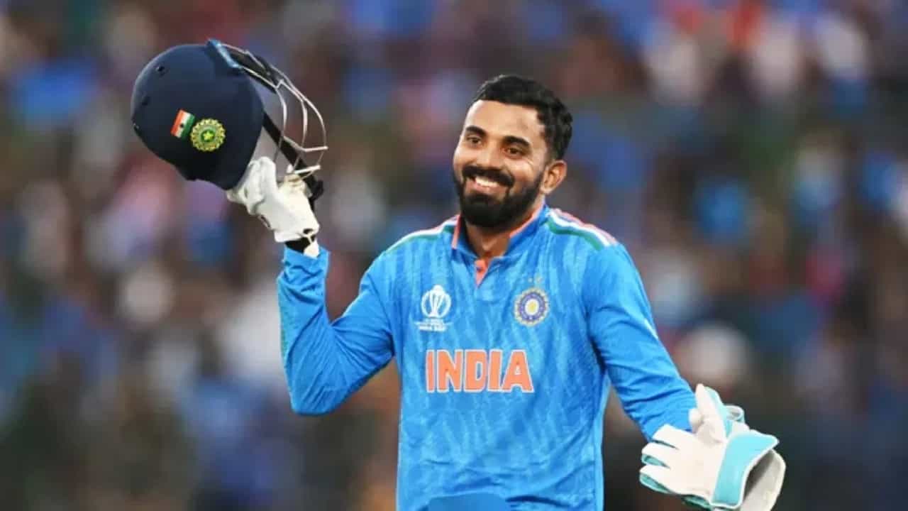 T20 World Cup 2024: ಟಿ20 ವಿಶ್ವಕಪ್ಗಾಗಿ ಭಾರತ ತಂಡವನ್ನು ಘೋಷಿಸಲಾಗಿದೆ. 15 ಸದಸ್ಯರ ಈ ತಂಡದಲ್ಲಿ ಕರ್ನಾಟಕದ ಕುವರ ಕೆಎಲ್ ರಾಹುಲ್ಗೆ (KL Rahul) ಸ್ಥಾನ ಲಭಿಸಿಲ್ಲ ಎಂಬುದೇ ಅಚ್ಚರಿ. ಈ ಬಾರಿಯ ಐಪಿಎಲ್ನಲ್ಲಿ ಅತ್ಯುತ್ತಮ ಪ್ರದರ್ಶನ ನೀಡಿದರೂ ಟೀಮ್ ಇಂಡಿಯಾದಲ್ಲಿ ಸ್ಥಾನ ಪಡೆಯುವಲ್ಲಿ ವಿಫಲರಾಗಿದ್ದಾರೆ.